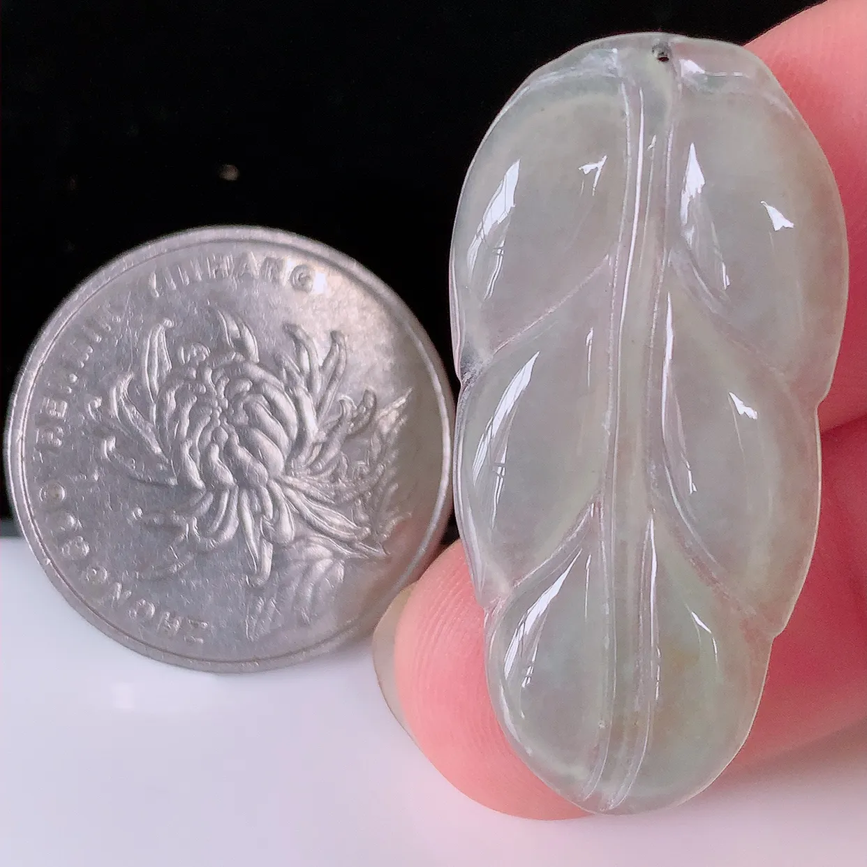 自然光实拍，冰翡翠叶子吊坠 ，种水足，色泽清新，工艺精湛，叶子寓意美好；金枝玉叶，事业有成。#035.4尺寸36-18-3.2，31-16-3mm