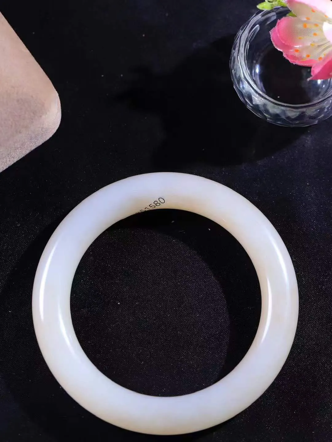 【粉黛.手镯】

精品️和田玉藕粉圆条手镯
仙女藕粉手镯
馥郁芬芳 油糯饱满
气质温婉尔雅 甜甜的藕粉色
质地如膏似脂 少女感十足
精工打磨 手感上佳
尺寸57.5-11.3-11.2mm 重66.5克 fDA-63102544