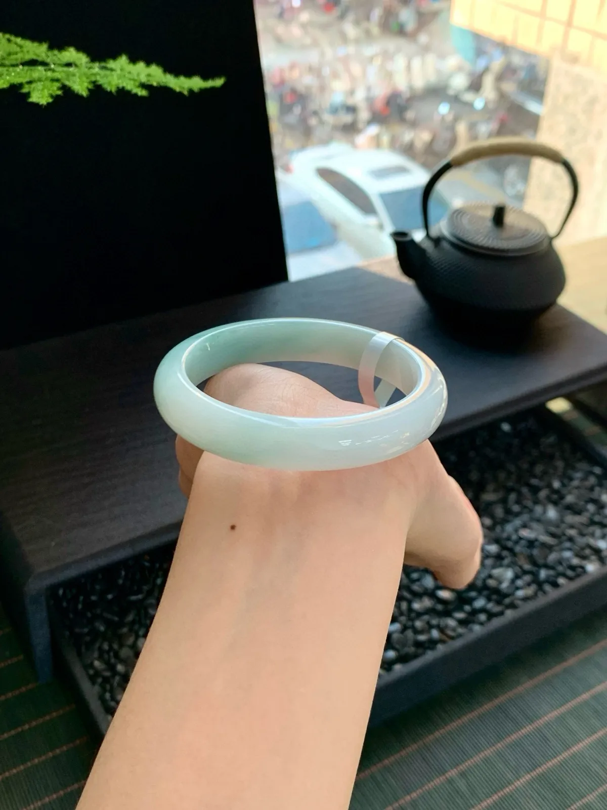 【冰飘绿手镯】
带着娇艳动人的色彩斑斓，仙气缭绕的手镯，上手那是高贵优雅气质与韵味一体的独特魅力～
【尺寸】57-12-8mm