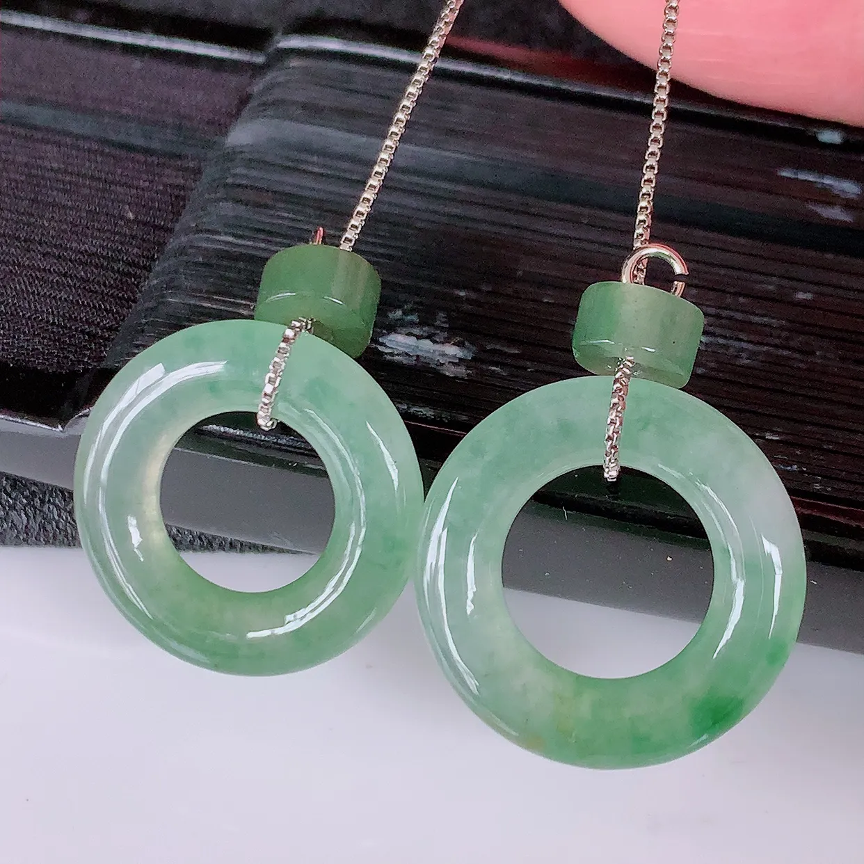 自然光实拍，冰种飘花翡翠一对平安扣耳坠，翠色灵动，玉质细腻，颜色漂亮，品相佳，佩戴佳品！配图银线 #133.4平安扣尺寸17.5*3.2