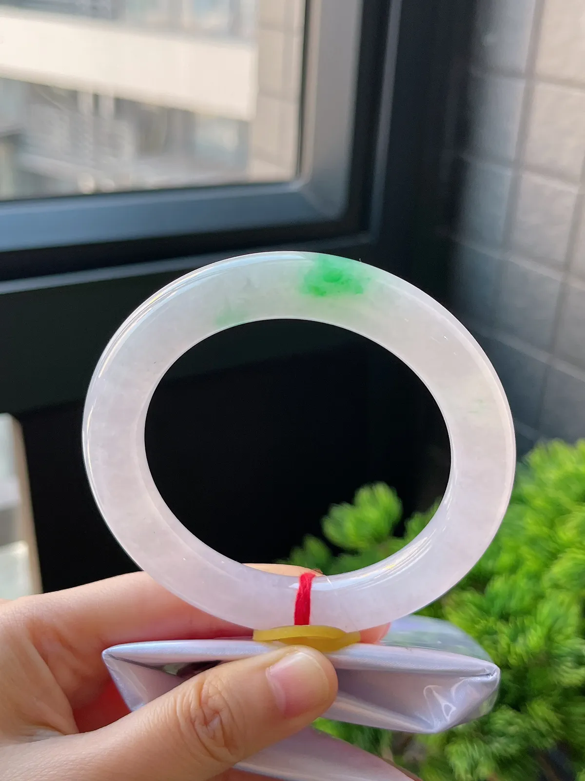 圆镯57.8圈口，翡翠冰糯种飘绿手镯