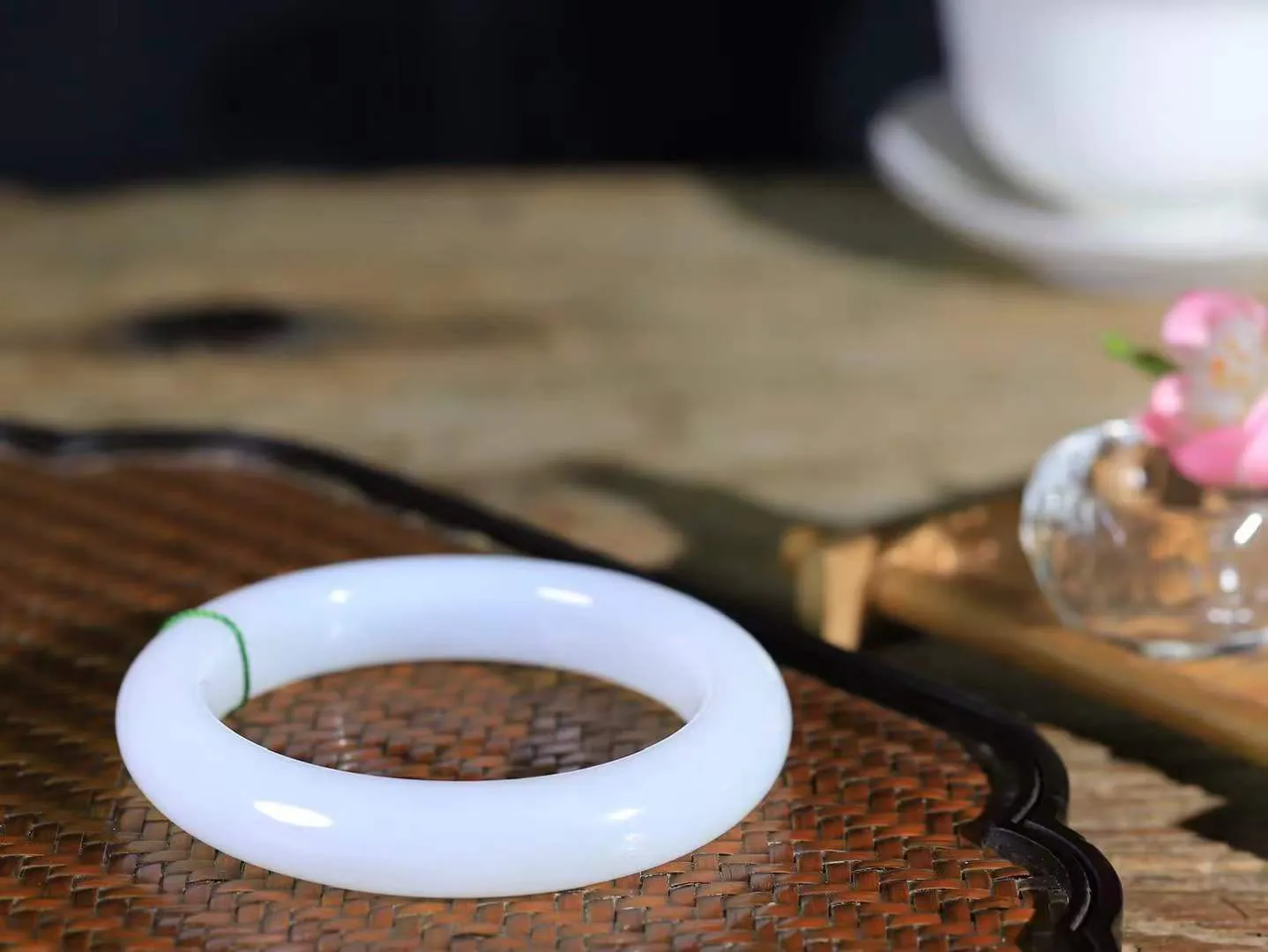 （柔情似水.手镯）

精品和田玉白玉手镯，玉质温润细腻，镯型饱满圆润，优雅知性，姽婳于幽静兮，又婆娑乎人间，经典款型，古朴典雅。极具灵性，腕间风情，风姿卓越。 重71.6克   尺寸57.5-13-10.6mm    FDL-36142626