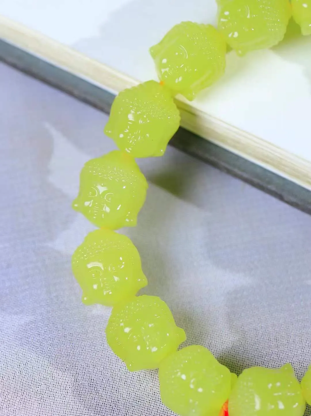 【佛佑众生.手串】

精品和田玉黄口佛头手串，玉质温润细腻，油性十足，️精雕佛像，面容慈祥，憨态可掬，佛祖能利益安乐一切众生，满足一切愿求。给佩戴者带来平安与慈悲，永保平安。
尺寸取一13-11.5-11.8mm 重41克 fDA-89132700