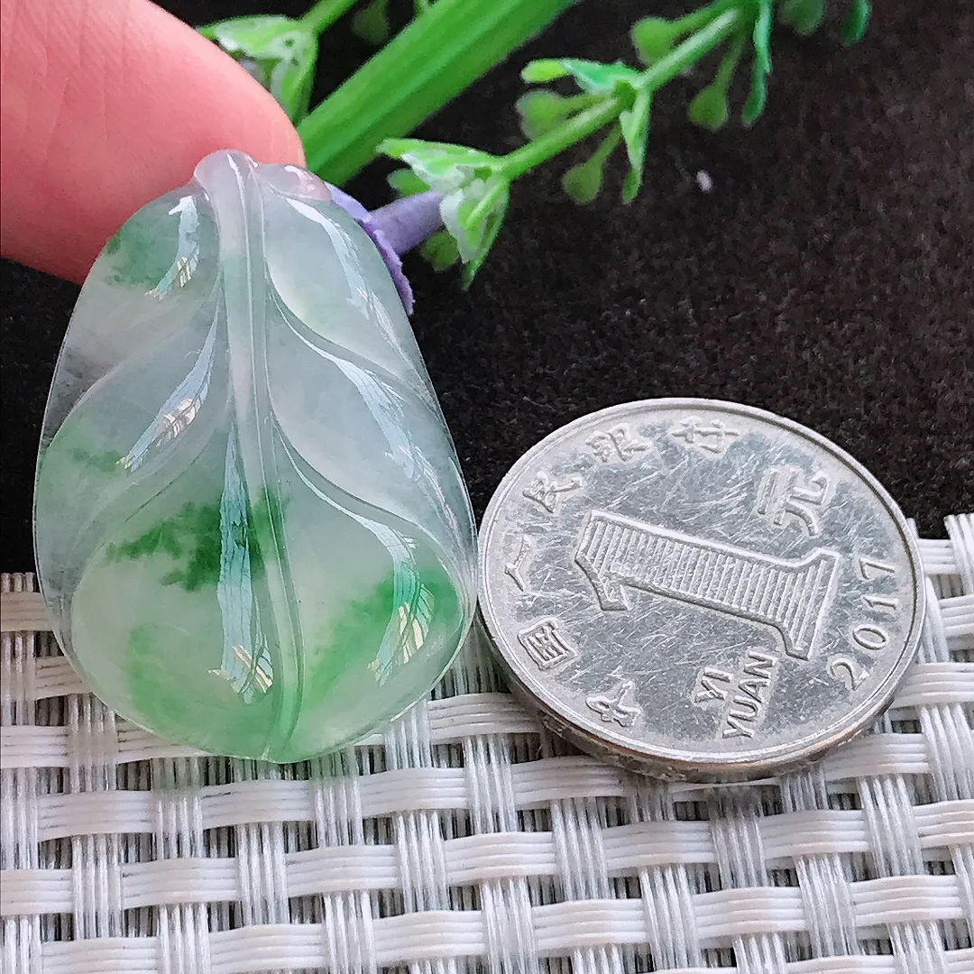 实拍A货翡翠32.8/23.5/5老坑冰种起胶飘阳绿叶子吊坠翡翠玉牌挂件