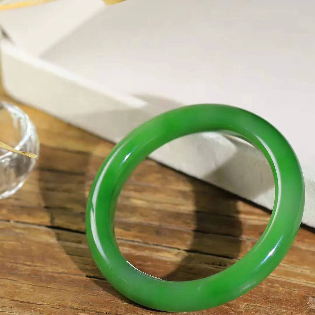 【腕间柔情.手镯】   

收藏级和田玉碧玉手镯 玉质温润细腻 油性十足 古朴秀雅 轻抚岁月的栏杆软香温玉，腕间玉镯轻轻晃动，令人情动心间，撷一缕月末的芬芳，把心思铺陈，时光静美，惟有你最温柔。重55.2克   尺寸58.5-11.3-9.2mm 17302278YY