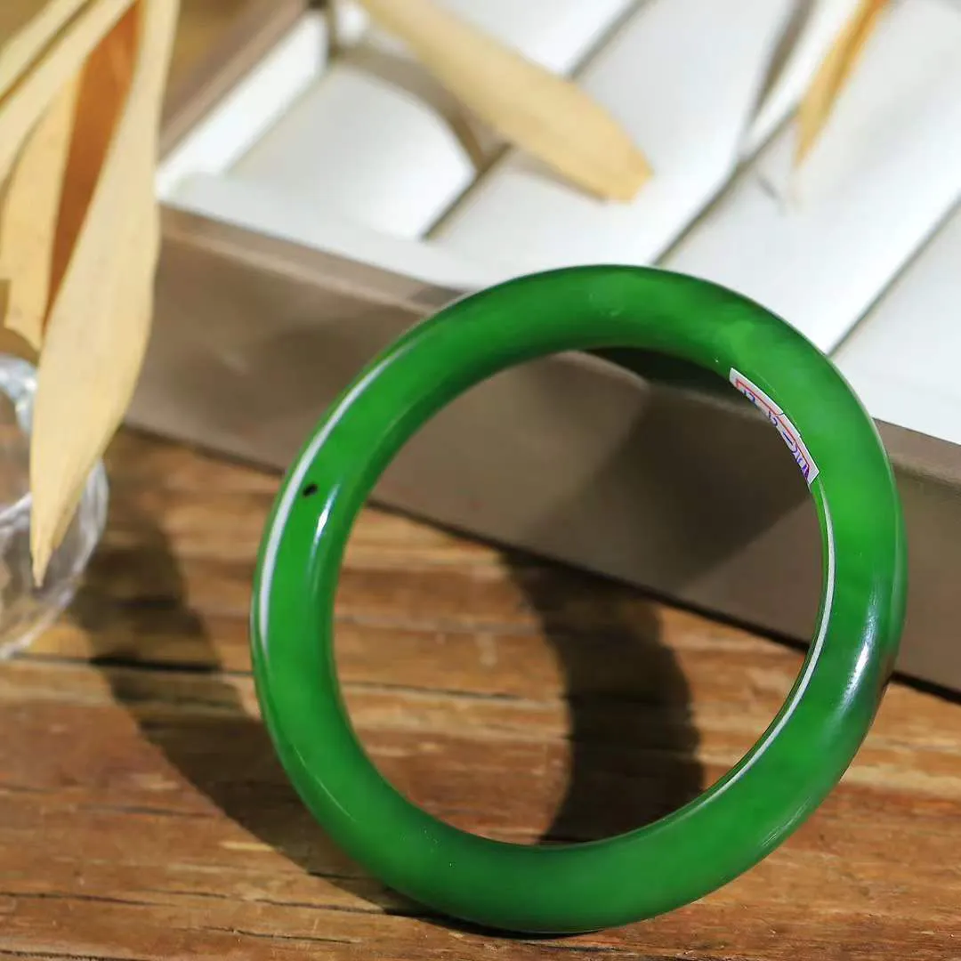 【诗情画意.手镯】

臻品和田玉碧玉手镯   细腻油脂,手感润滑。意韵飘渺，温雅细腻，工艺精湛，️氤氲诗意的美跃然于手腕之间，给人以出尘的风雅，优美脱俗，气质非凡。重38.3克 内径54.7mm尺寸9.7-8.5mm  93302278YY