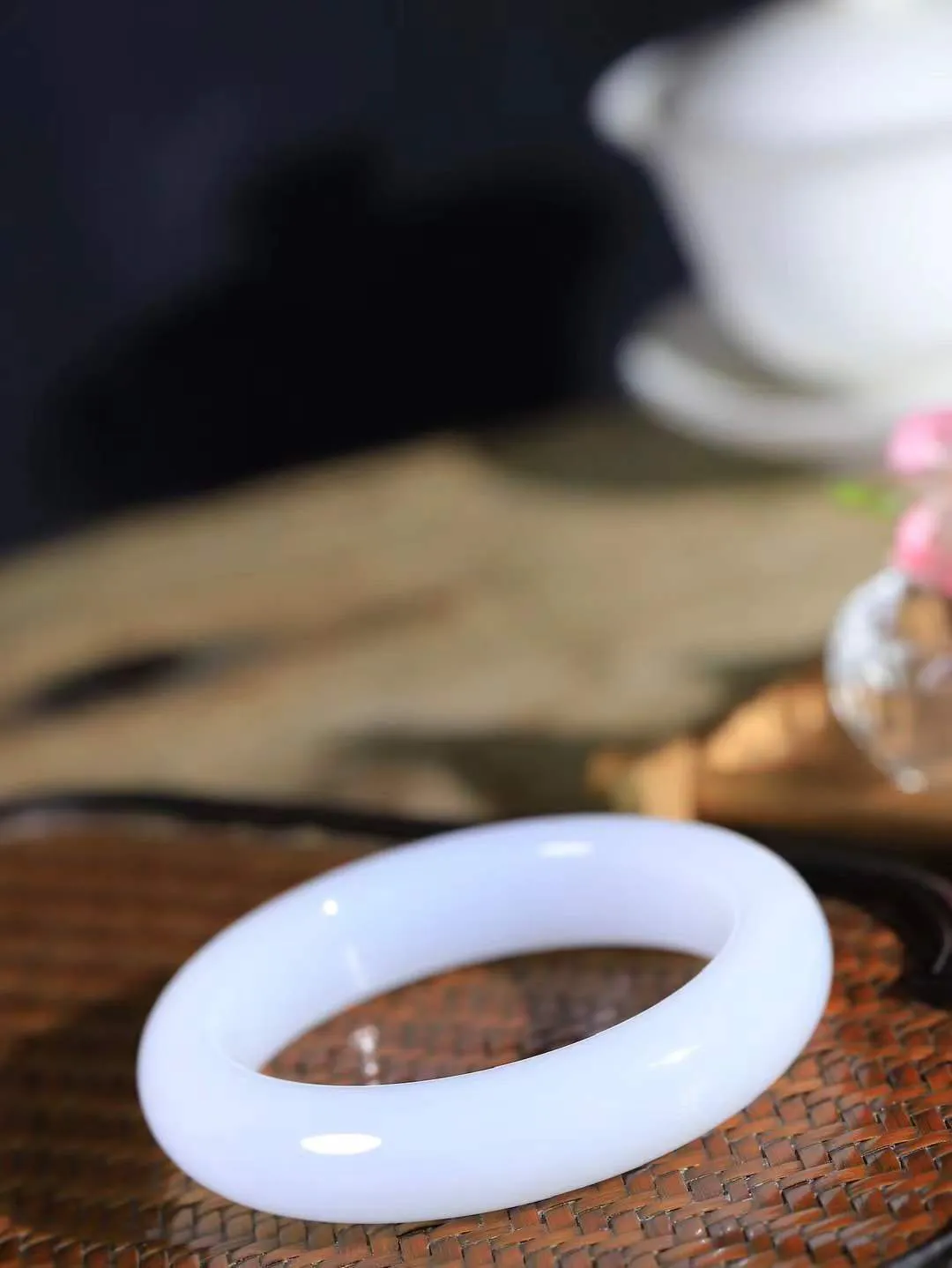 【婉约佳人.手镯】

收藏级和田玉白玉手镯 玉质温润细腻 油性十足 手感舒适，高华雅逸，线条流畅，