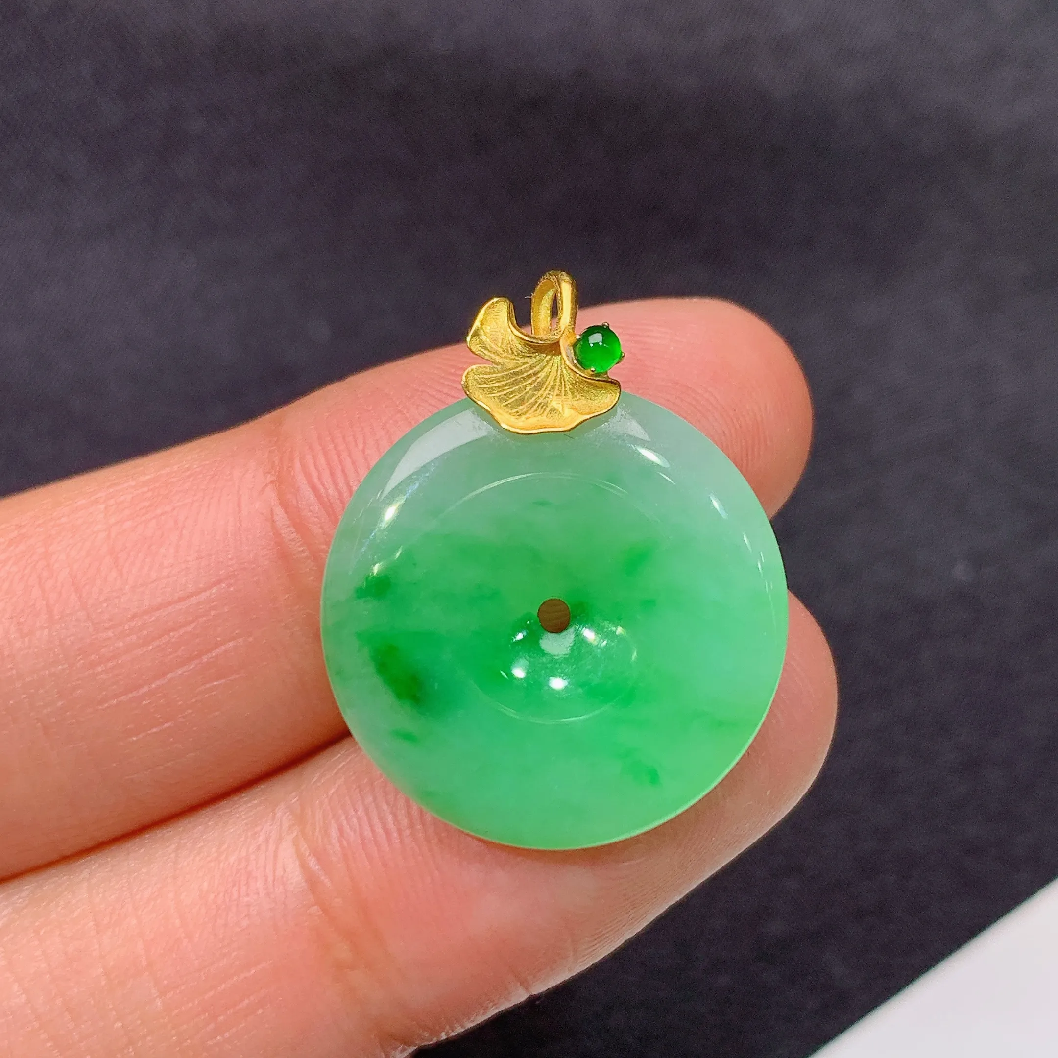 冰飘绿平安扣吊坠，18k金镶嵌，冰润色阳，玉质细腻，种水足，整体尺寸23.5*19.1*3.5