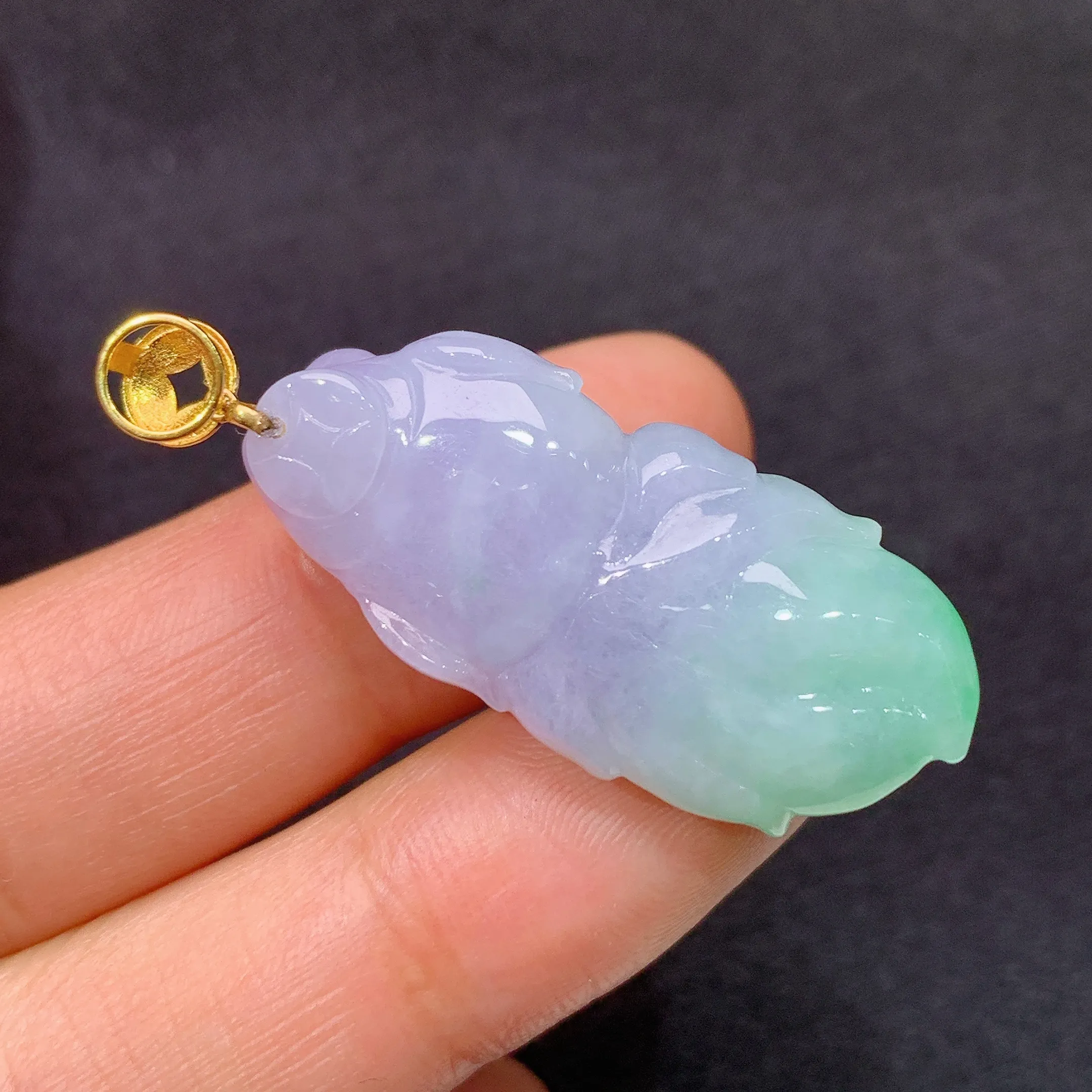 冰紫飘绿金鱼吊坠，18k金镶嵌，冰润鲜艳，玉质细腻，种水足，整体尺寸38.9*15*10.3