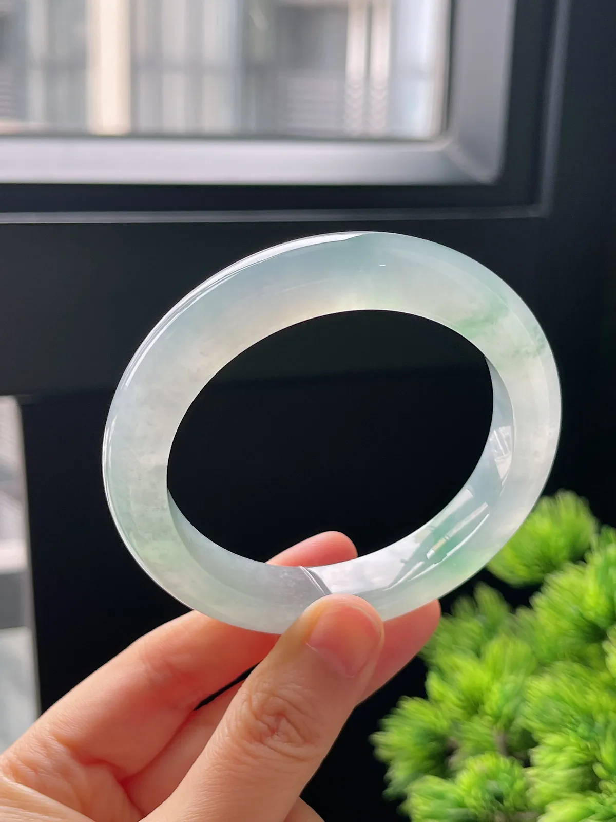 正圈55.7圈口，翡翠冰种飘绿手镯