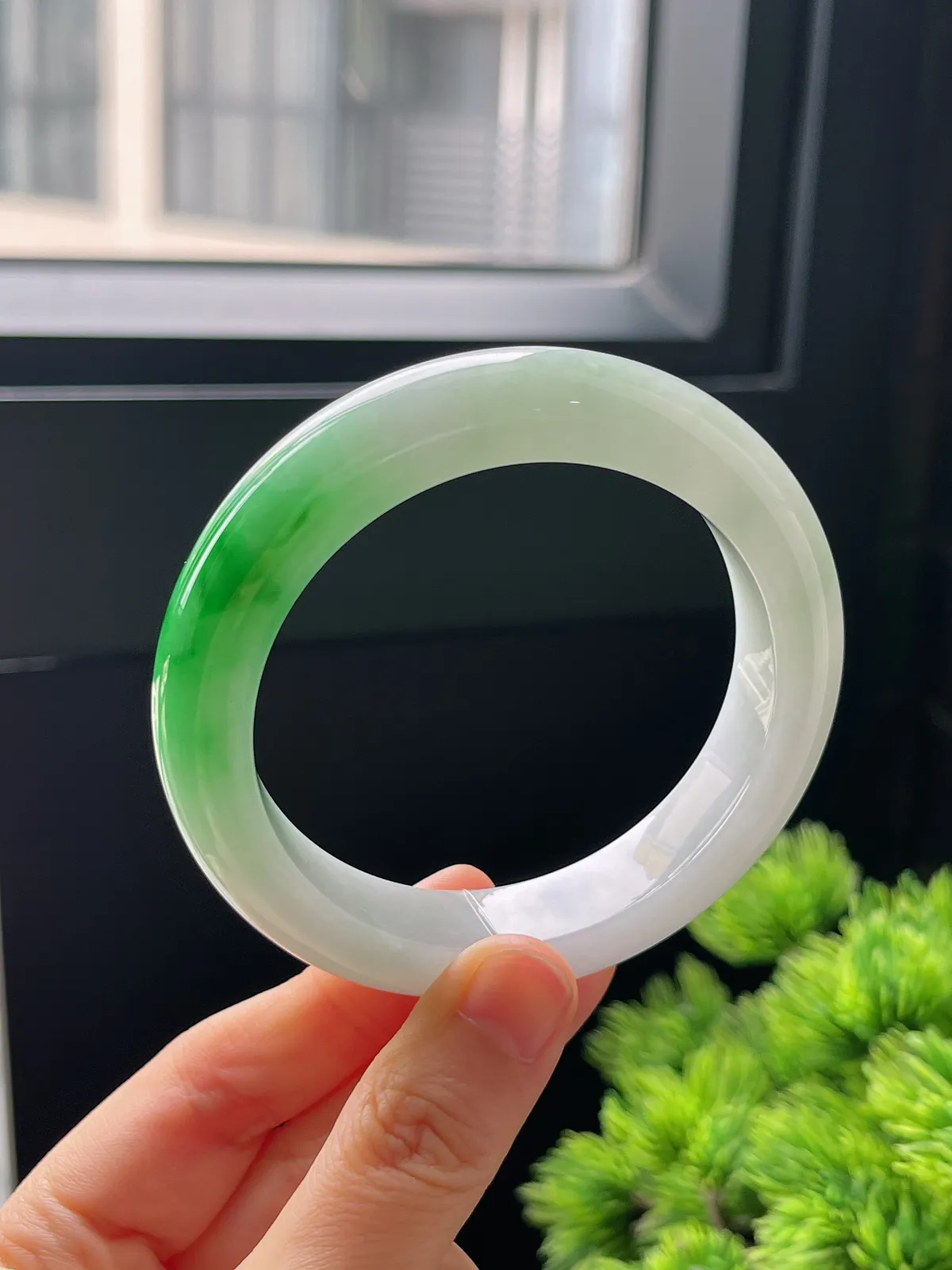 正圈56.2圈口，翡翠糯化种飘绿手镯