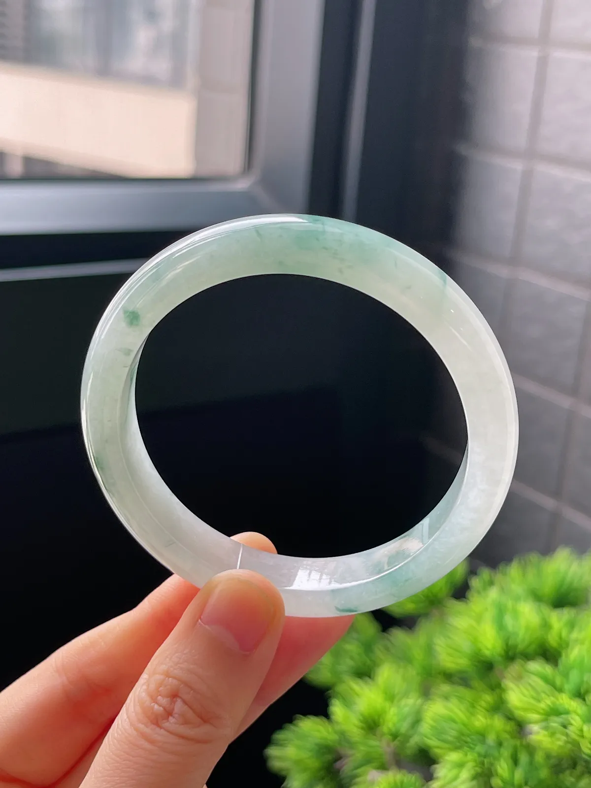 正圈55圈口，翡翠冰糯种飘绿手镯