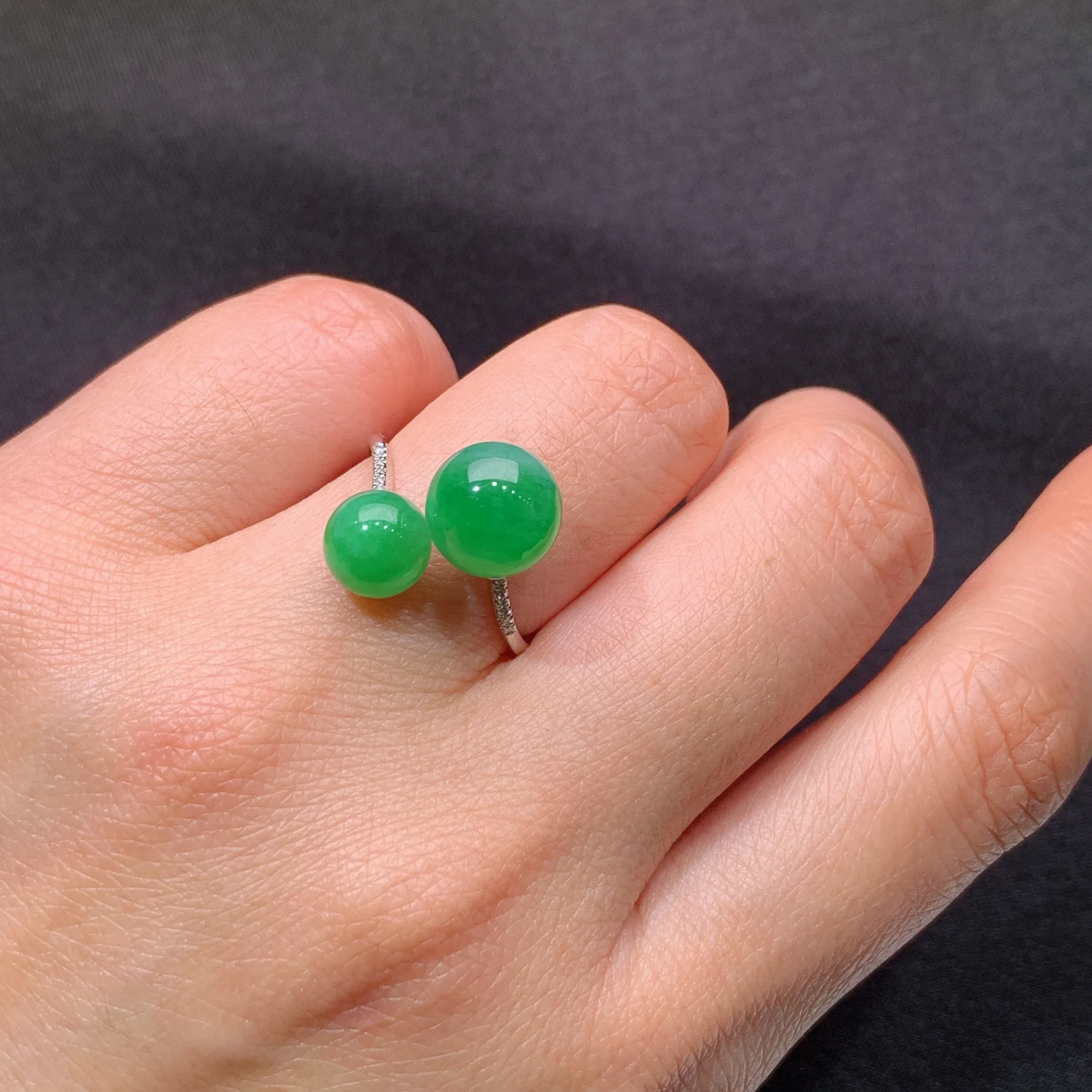 冰阳绿圆珠戒指，18k金镶嵌，简约时尚，冰润色阳，种水足Hl 圈口16 整体尺寸9.2