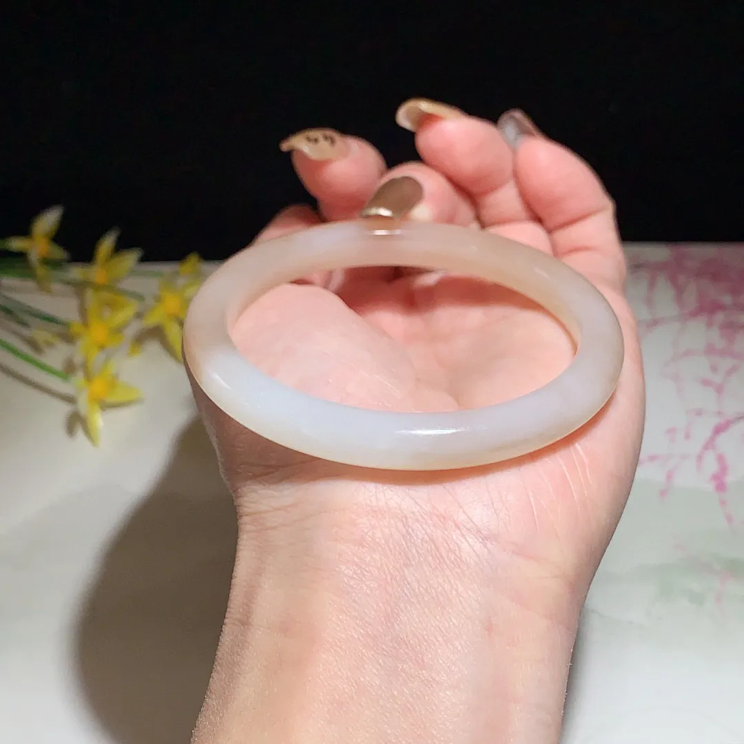 和田玉57.5圈口浓藕粉色手镯，玉质细腻油润 底色纯净 无裂无杂 脂粉好，品质好！