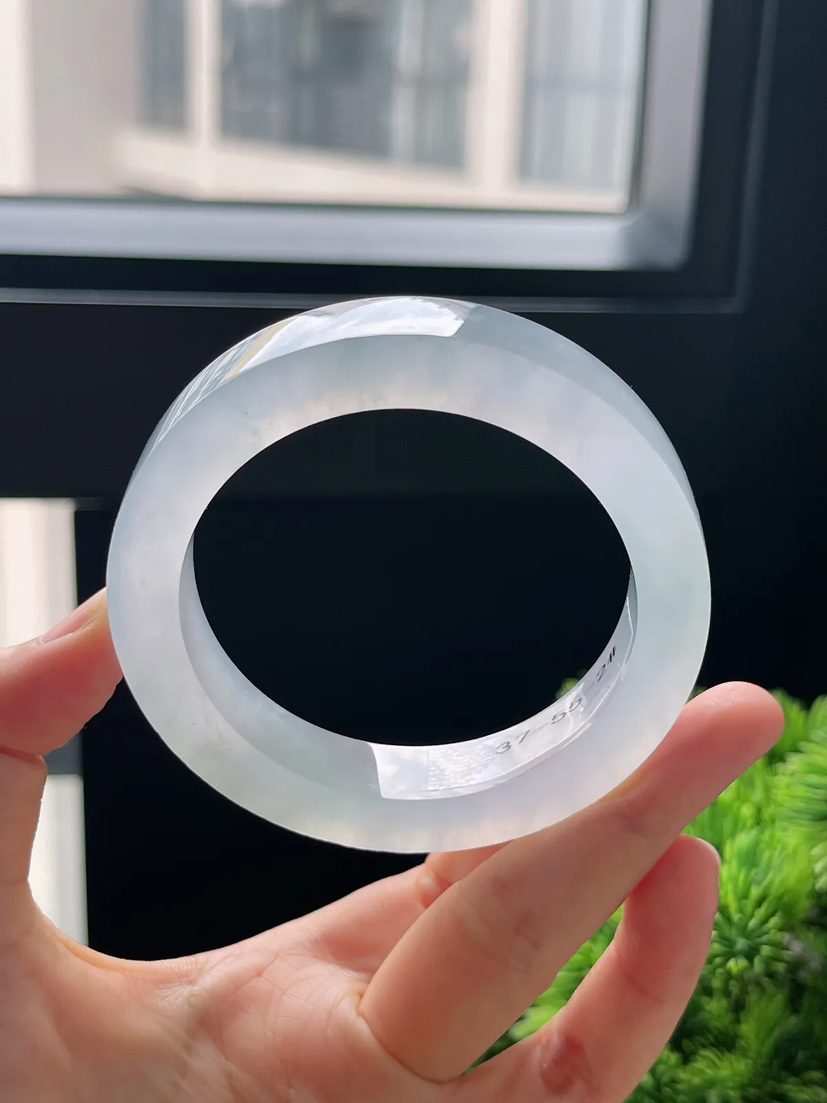 翡翠冰种淡绿色毛坯，⭕️正圈最大做57.7；最小做55.6