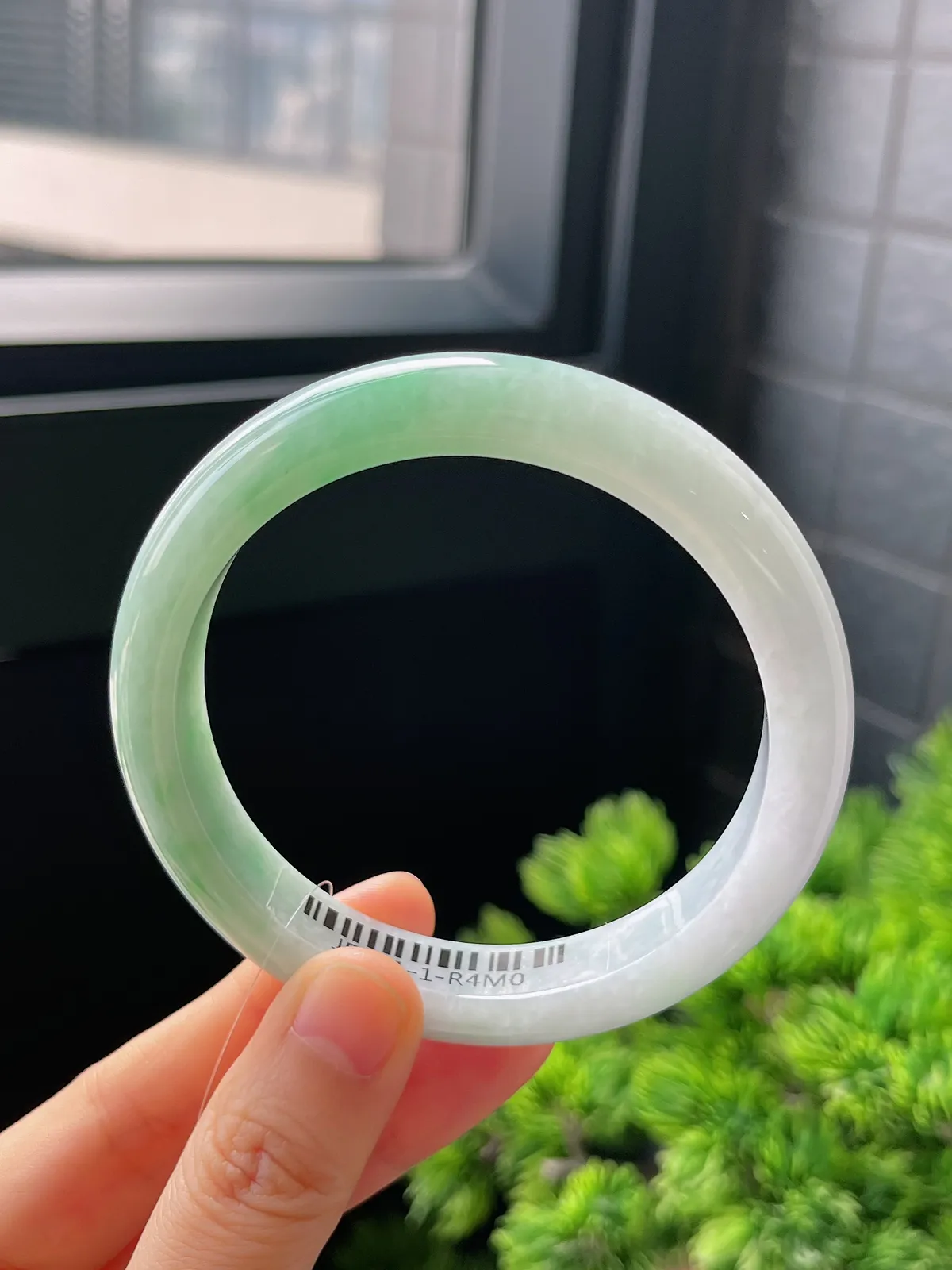 正圈59.6圈口，翡翠糯化种飘绿手镯