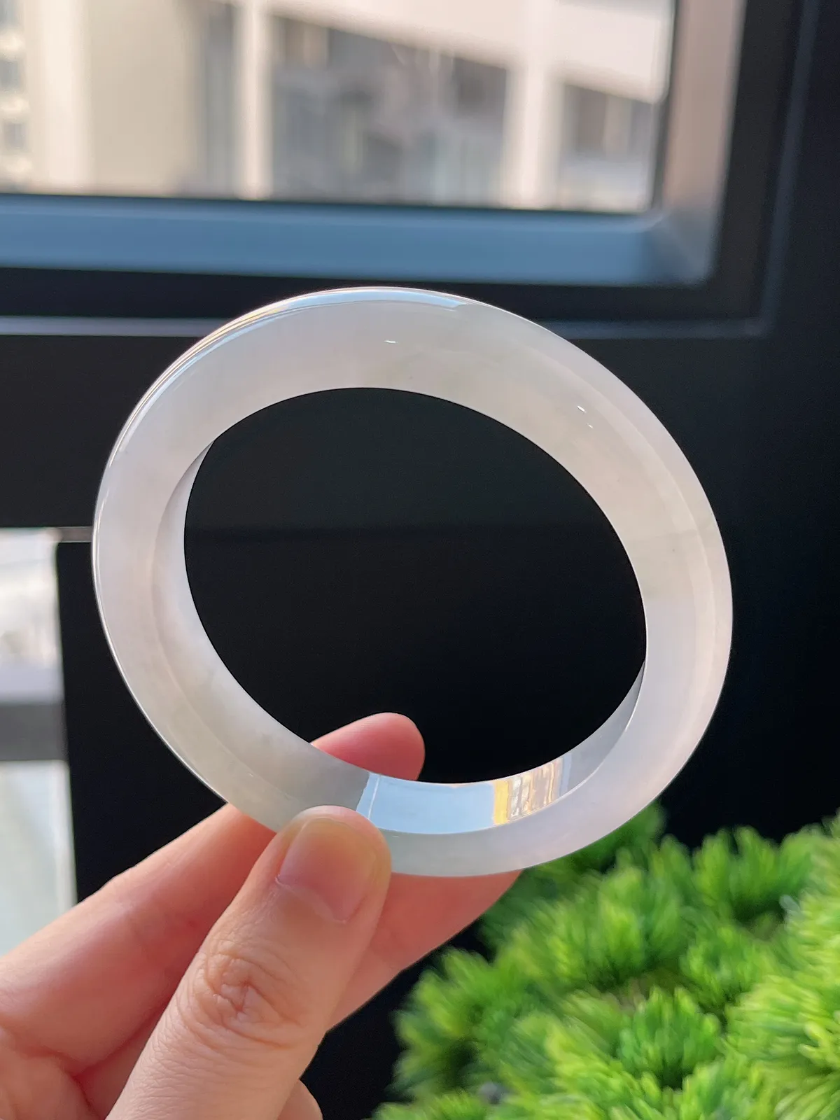 正圈56.8圈口，翡翠冰糯种淡绿色手镯