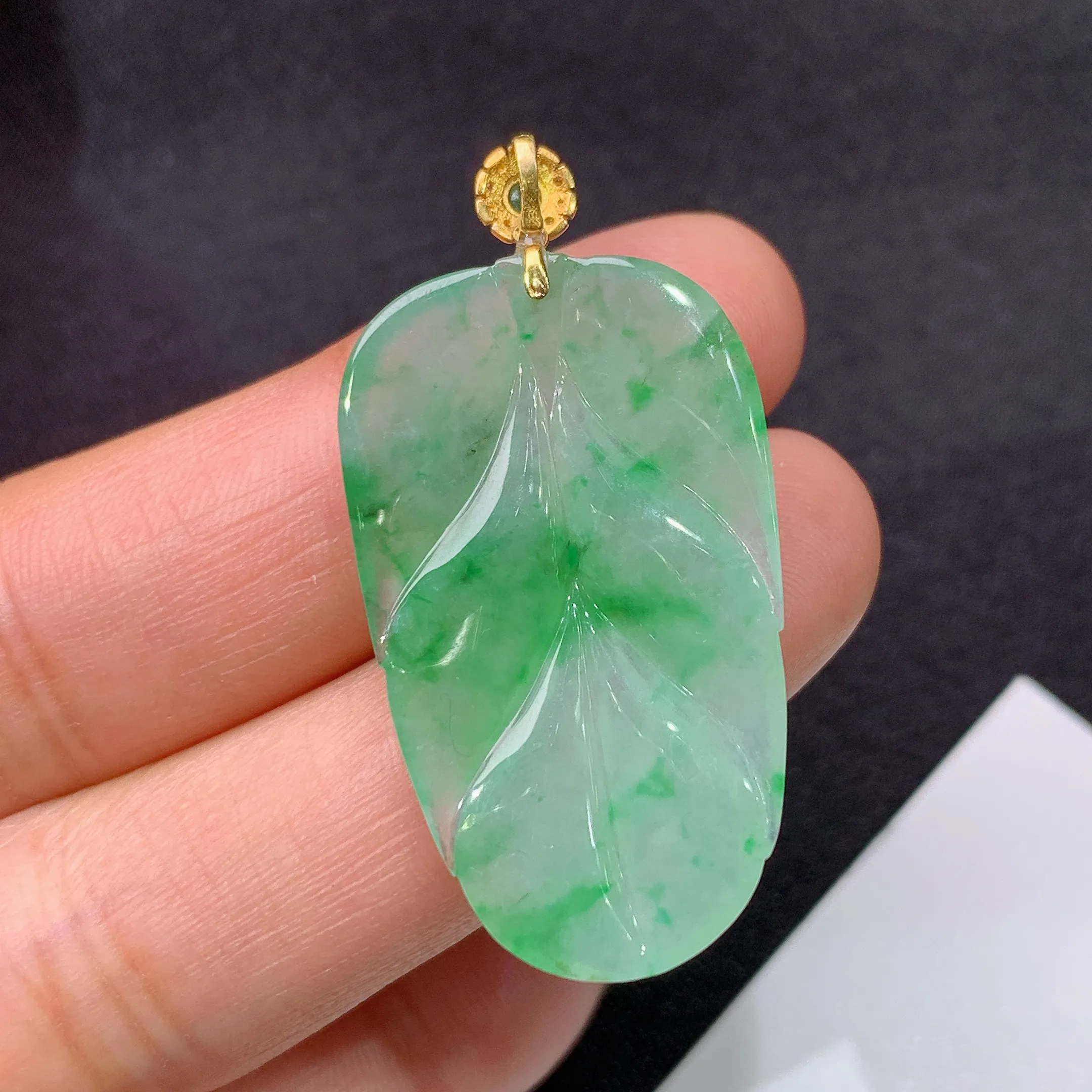 冰飘绿树叶吊坠，18k金镶嵌，冰润细腻，种水足，裸石尺寸32.3*19.2*3.6