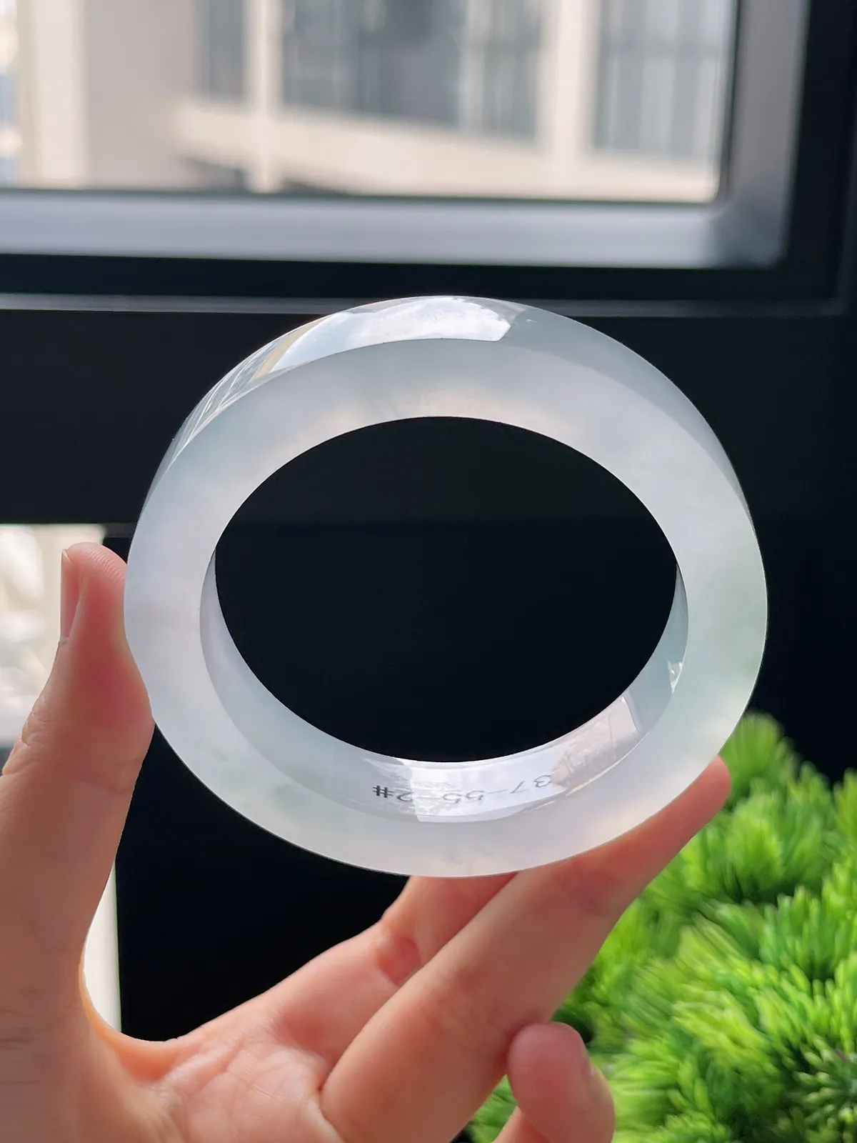 翡翠冰种淡绿色毛坯，⭕️正圈最大做57.7；最小做55.6