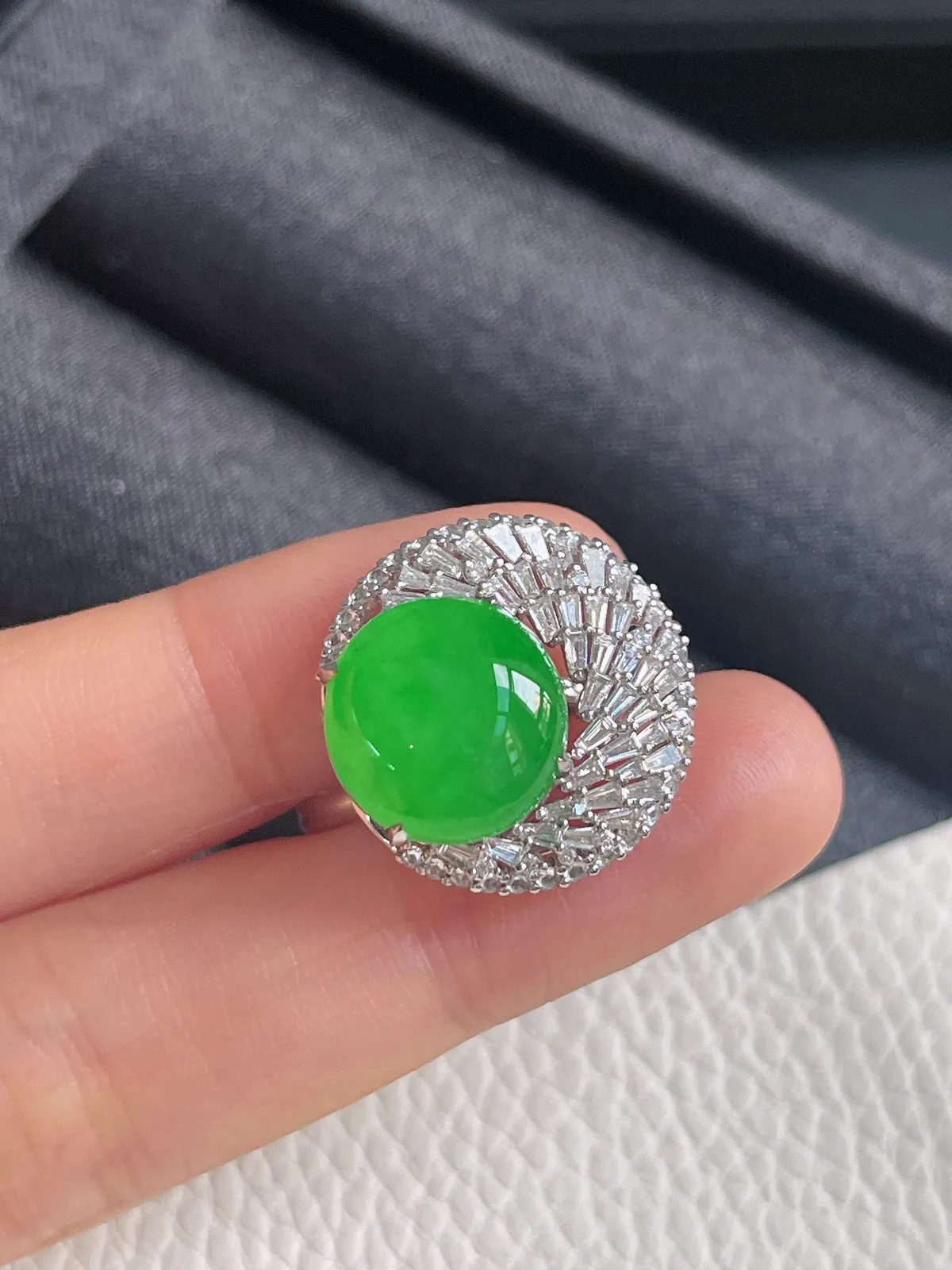 18k金伴钻石翡翠冰糯种绿色戒指