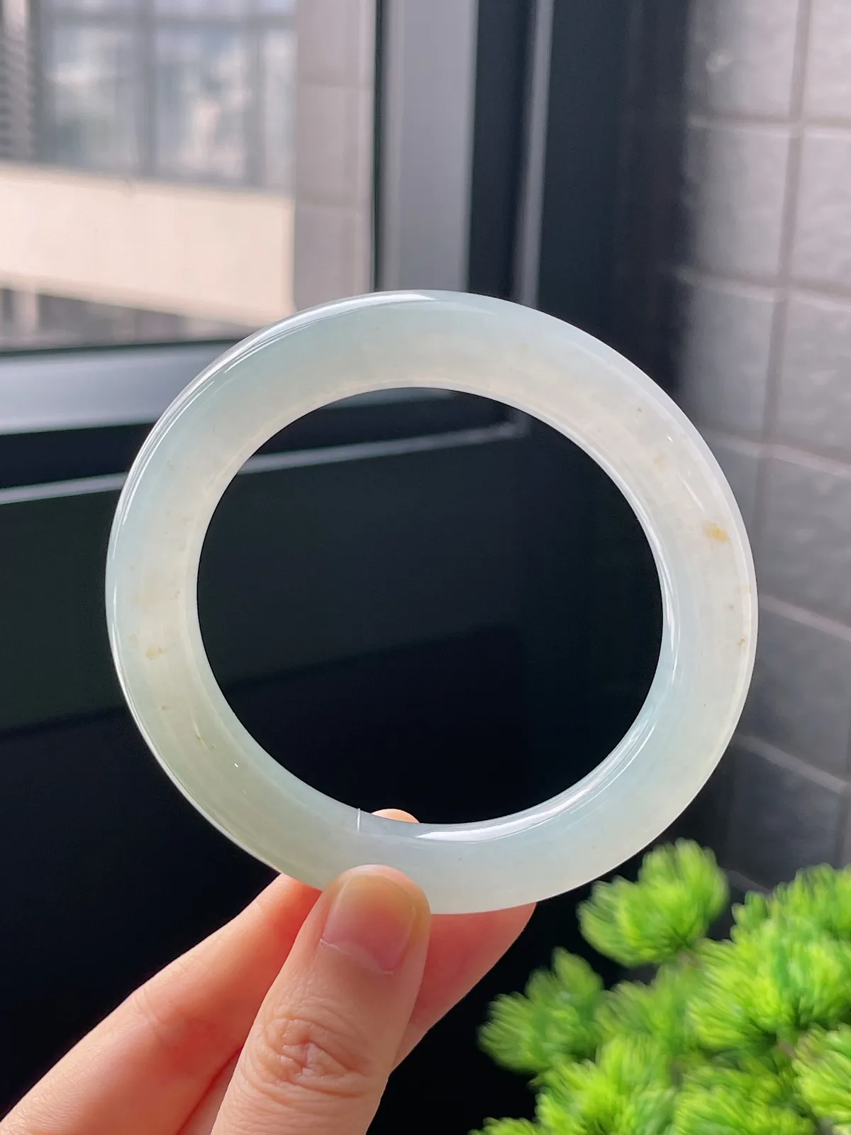 圆镯57.9圈口，翡翠冰糯种淡绿色手镯