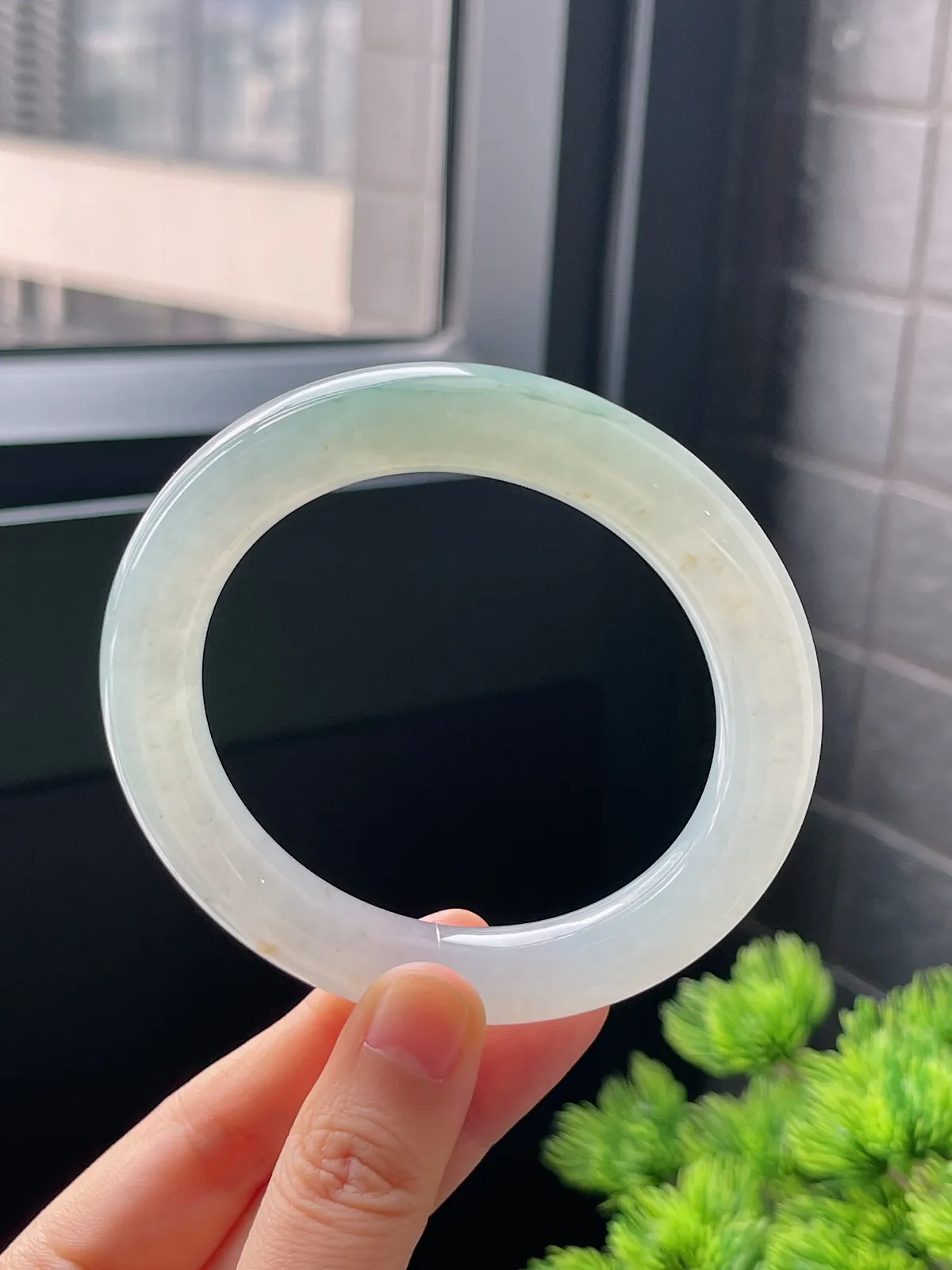 圆镯57.9圈口，翡翠冰糯种淡绿色手镯