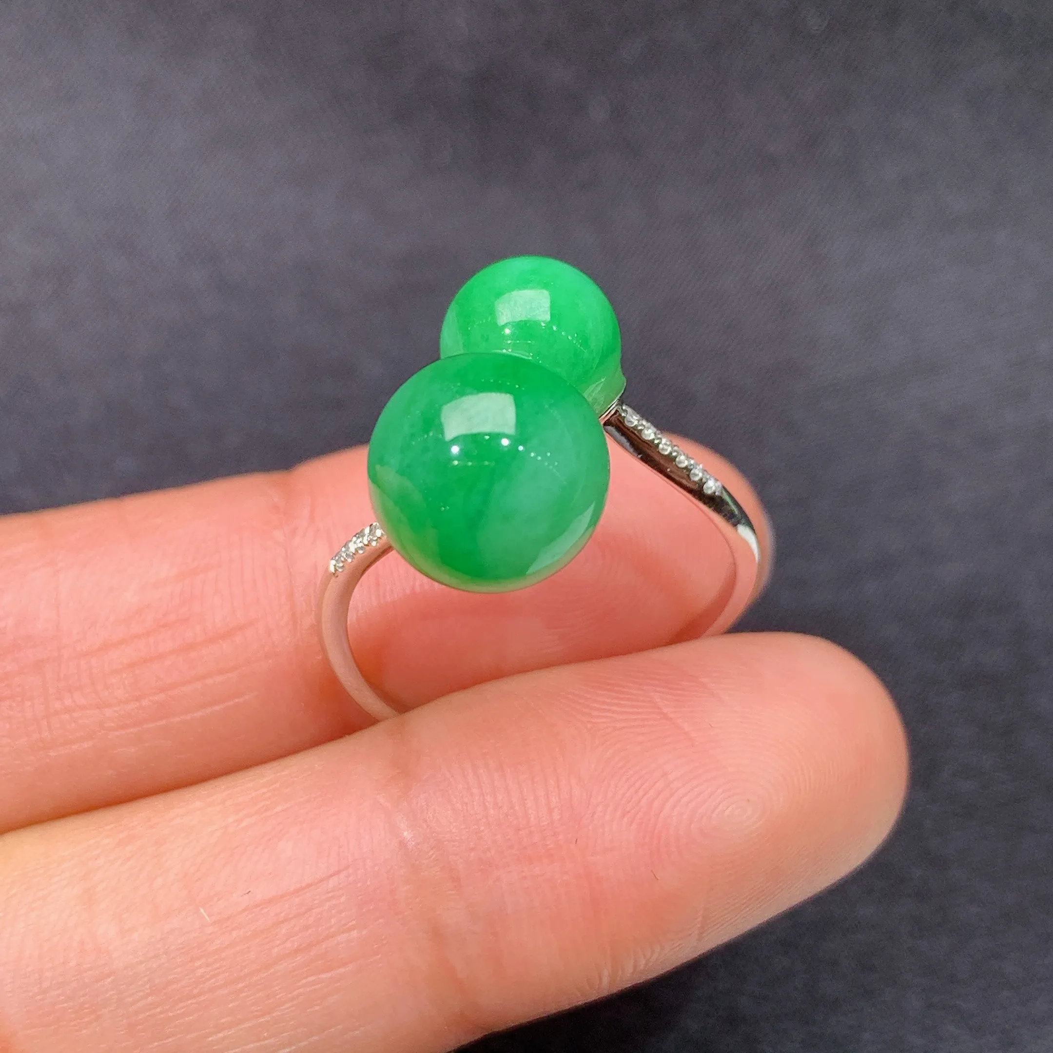 冰阳绿圆珠戒指，18k金镶嵌，简约时尚，冰润色阳，种水足Hl 圈口16 整体尺寸9.2