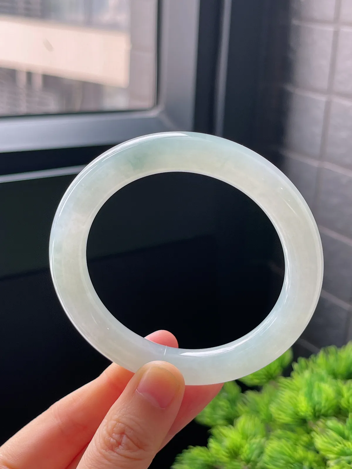 圆镯55.9圈口，翡翠冰糯种淡绿色手镯