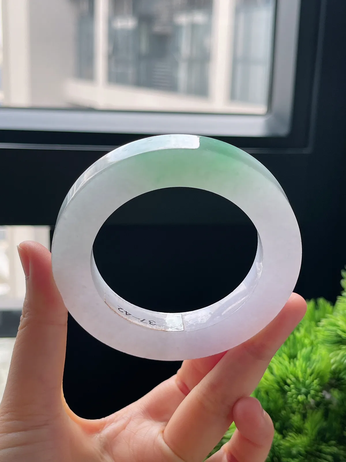 翡翠冰糯种飘绿毛坯，⭕️正圈最大做62，圆条最大做58；最小做53.6