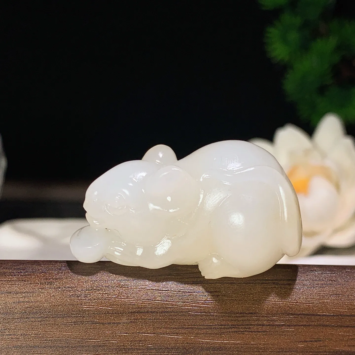 新疆和田玉且末糖生肖鼠挂件 尺寸40/24:21重28克。玉质细腻油润。手推出油。佩戴高端典雅。lt260128