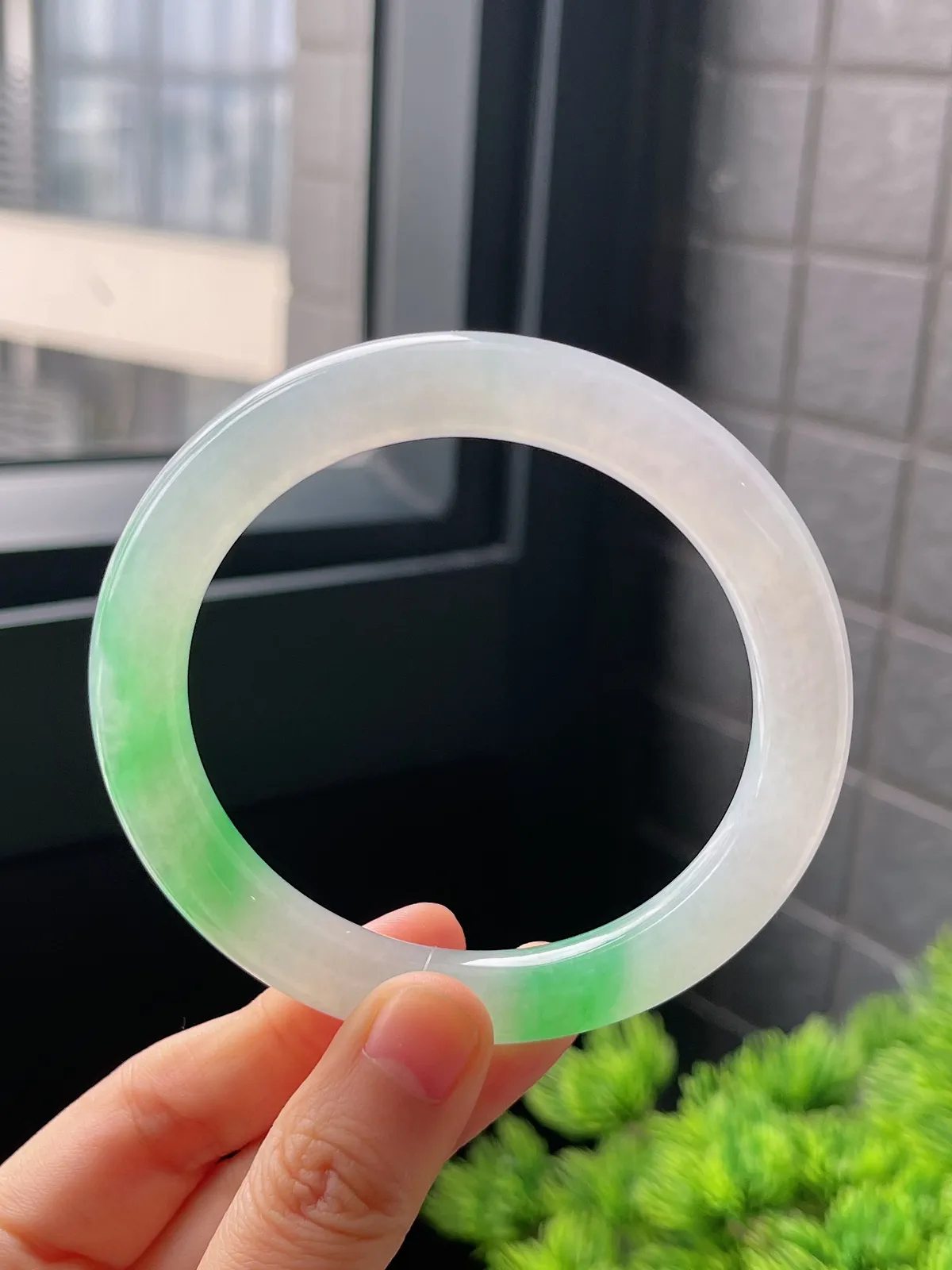 圆镯59圈口，翡翠冰糯种飘绿手镯