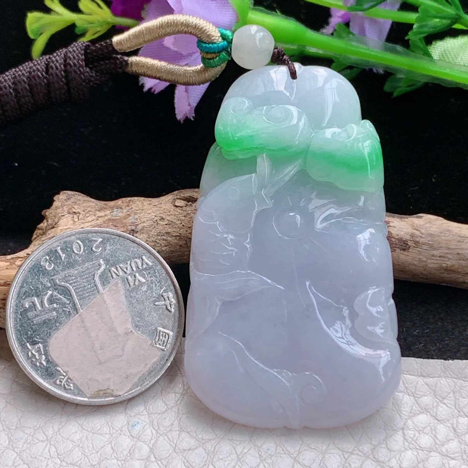 zen实拍52.5*29.8*12.5缅甸翡翠精美春带彩莲年有余玉项坠 玉挂件