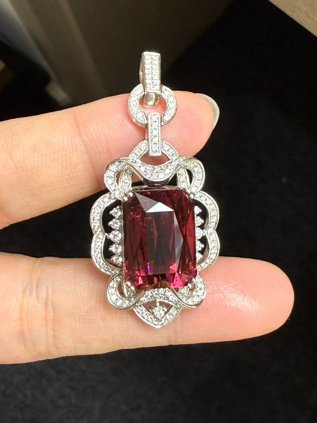 18k金镶嵌天然红碧玺吊坠！颜色超美！整体尺寸49*22.3mm，重12.56克
