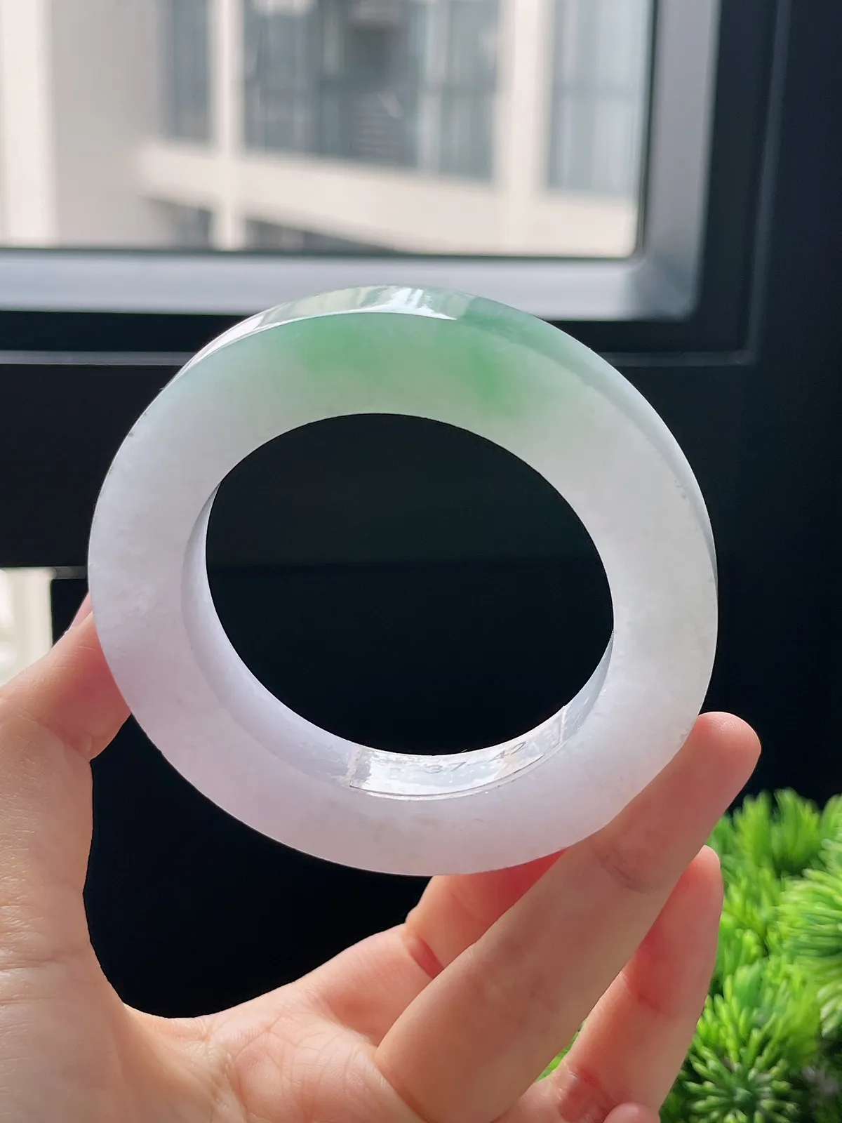 翡翠冰糯种飘绿毛坯，⭕️正圈最大做62，圆条最大做58；最小做53.6