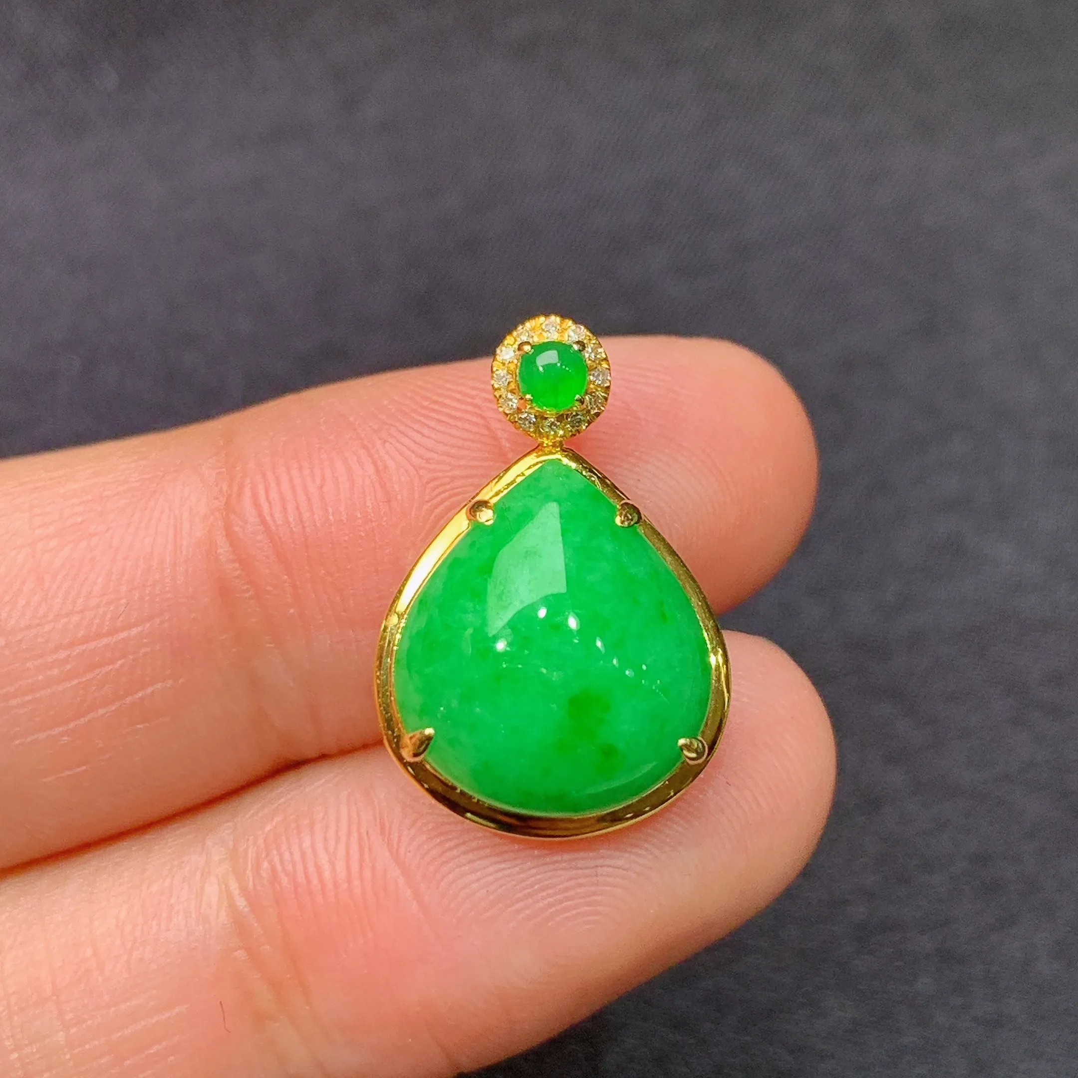 冰阳绿水滴吊坠，18k金镶嵌，冰润色阳，玉质细腻，种水足，整体尺寸 19.5*13*7.3