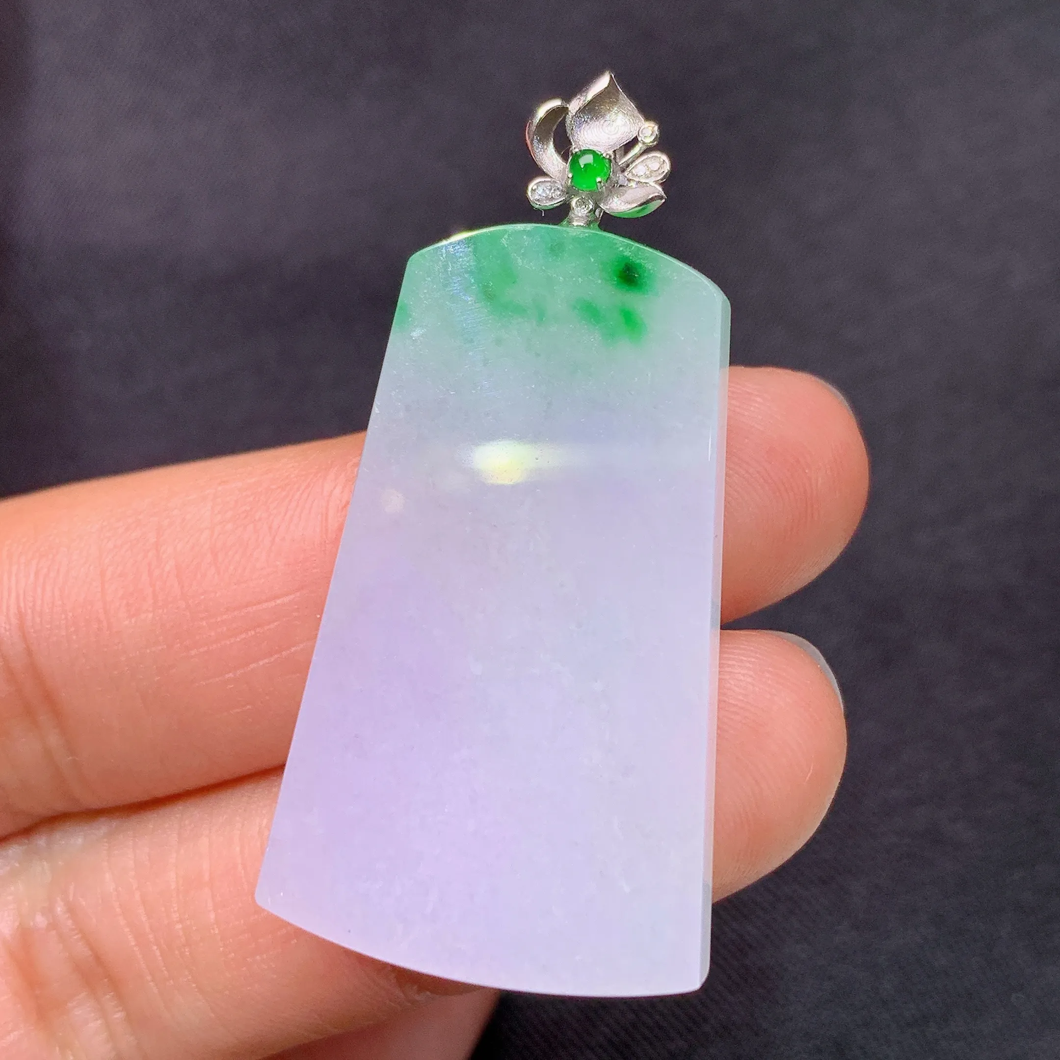 冰飘绿无事牌吊坠，18k金镶嵌，冰润细腻，种水足，整体尺寸41*20.7*3.8