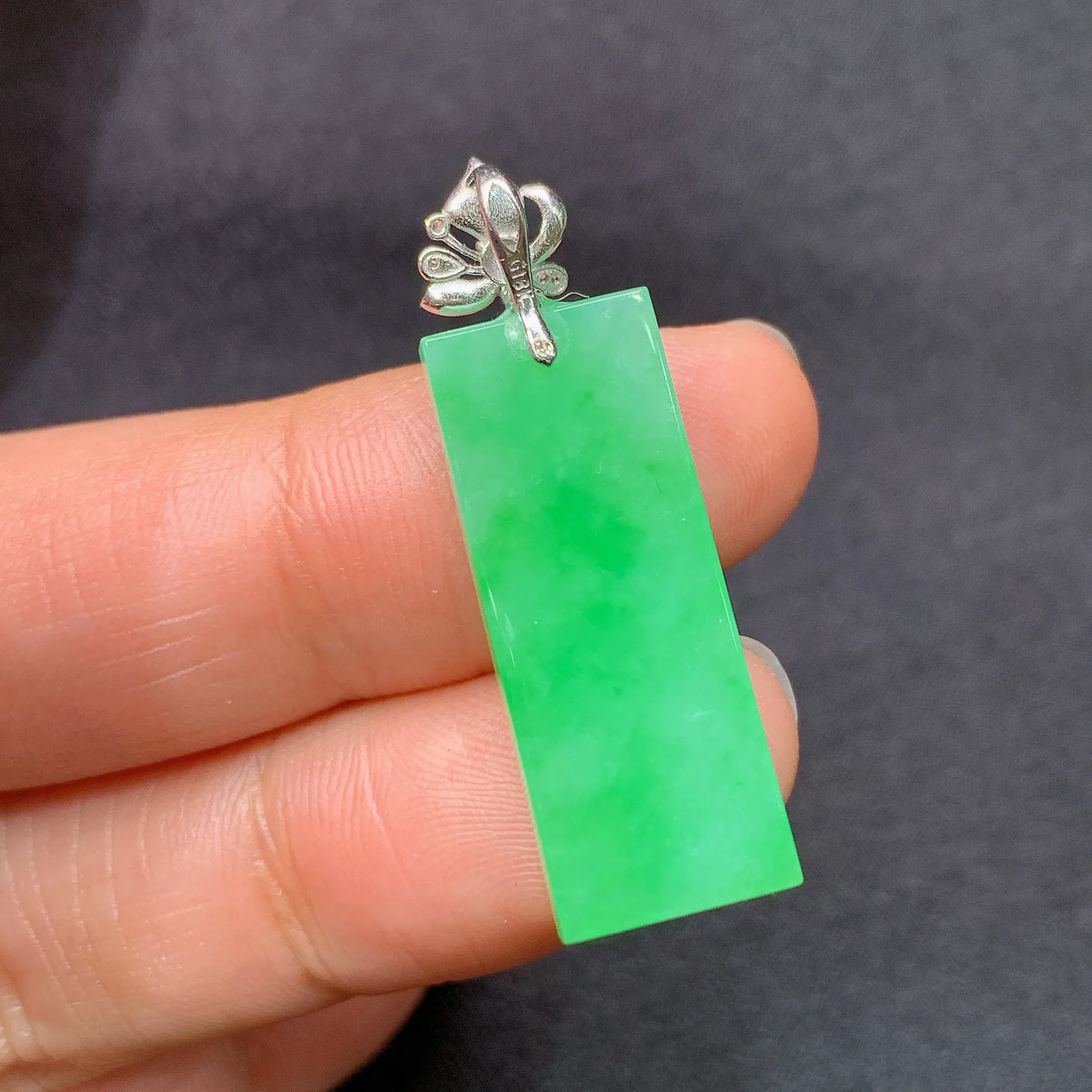 冰飘绿无事牌吊坠，18k金镶嵌，冰润色阳，玉质细腻，种水足，整体尺寸32.8*10*3.5