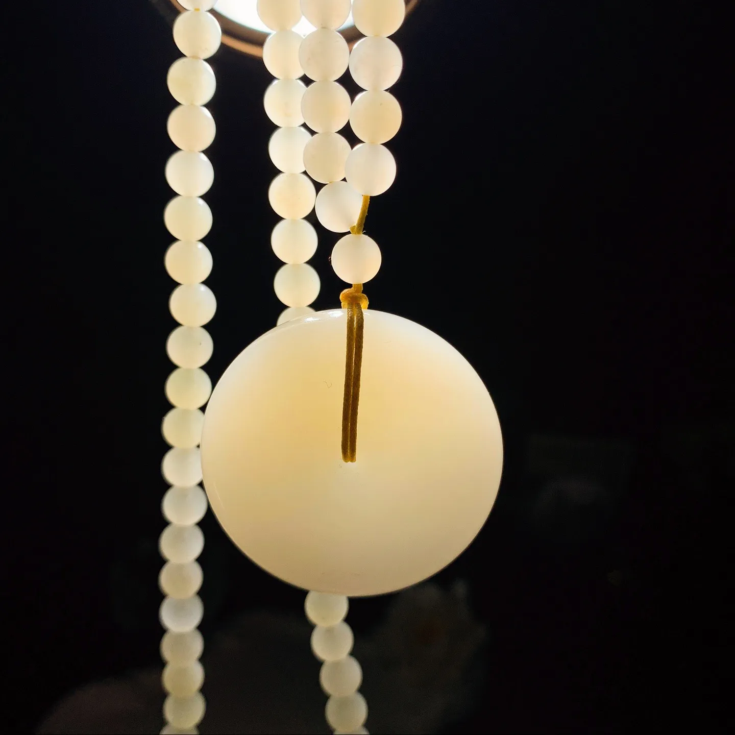 新疆和田玉且末糖平安扣挂件 尺寸38/12重70.5克。玉质细腻油润。手推出油。佩戴高端典雅。lt260128