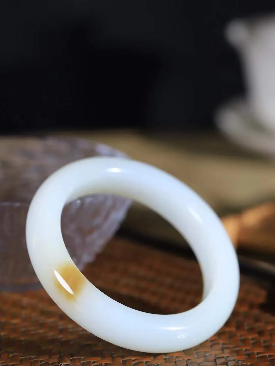 【暖玉生香·手镯】

精品和田玉糖白玉手镯，质地油润细腻，色泽高贵典雅，镯型古朴典雅。在诗情画意的雨巷相遇，你是我腕间的一抹风情，有你眸有深情，清风荡漾湖间静水，我愿俯身低眉，在烟波涟漪处，寻你深情倩影。内径51mm尺寸13-9.5mm重55克  69152858A