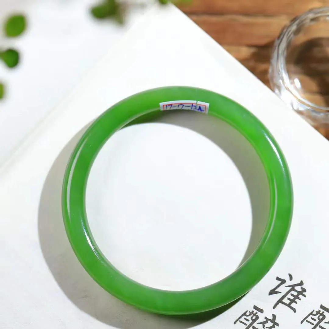 【情有独钟.手镯】

精品和田玉碧玉手镯 玉质温润细腻 油性十足 手感舒适，高华雅逸，线条流畅，简