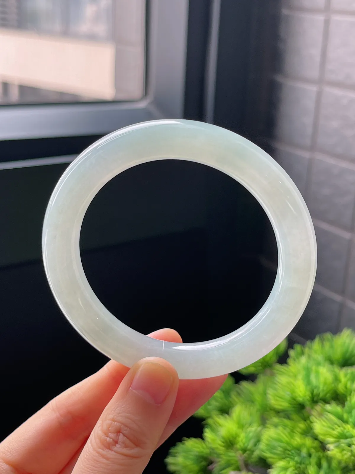 圆镯55.9圈口，翡翠冰糯种淡绿色手镯