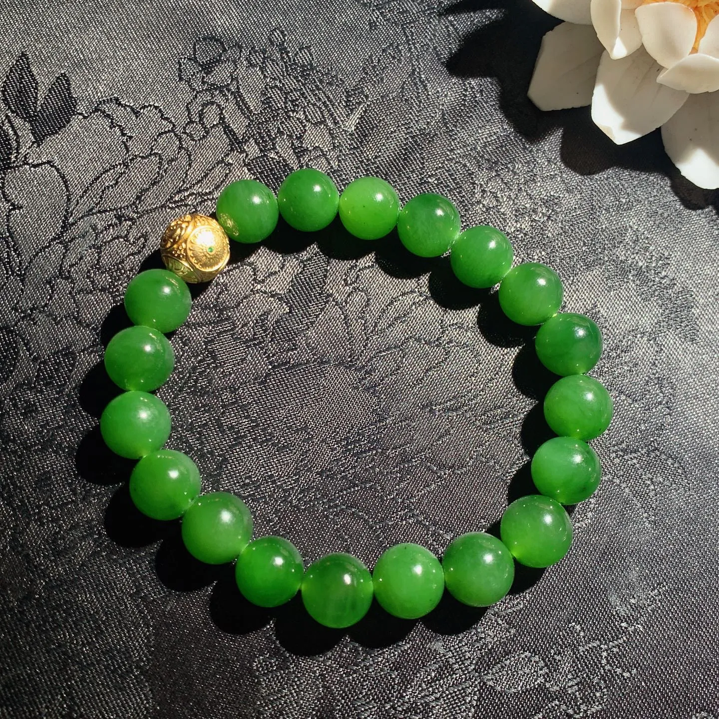 4和田玉鲜阳绿俄罗斯碧玉手串 单颗尺寸9！玉质细腻油润。手推出油。佩戴高端典雅。lt260128