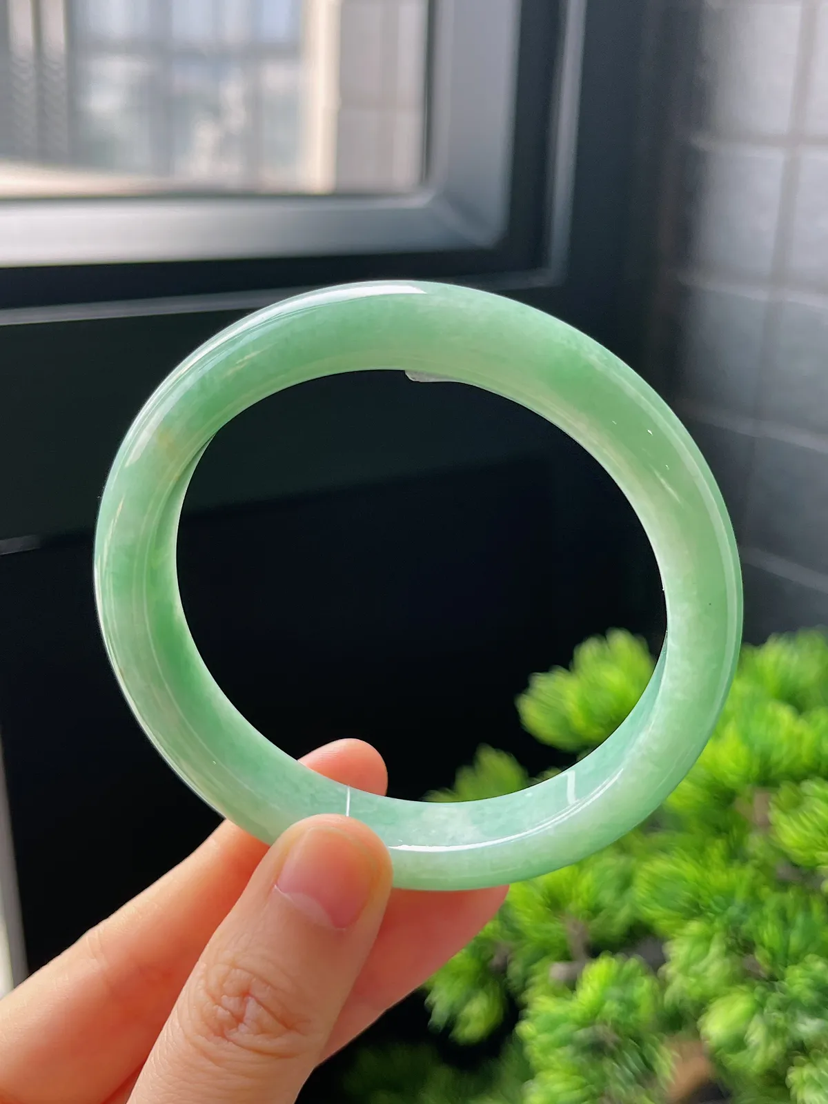 正圈59.2圈口，翡翠糯化种淡绿色手镯