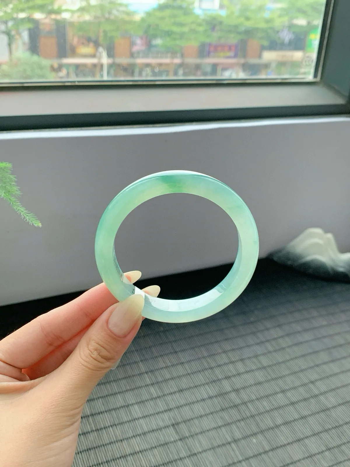 冰飘绿手镯，绿阴不减来时路治愈系底色纯净心灵秋波盈盈 腕间的柔美气质
【尺寸】57-12-8mm