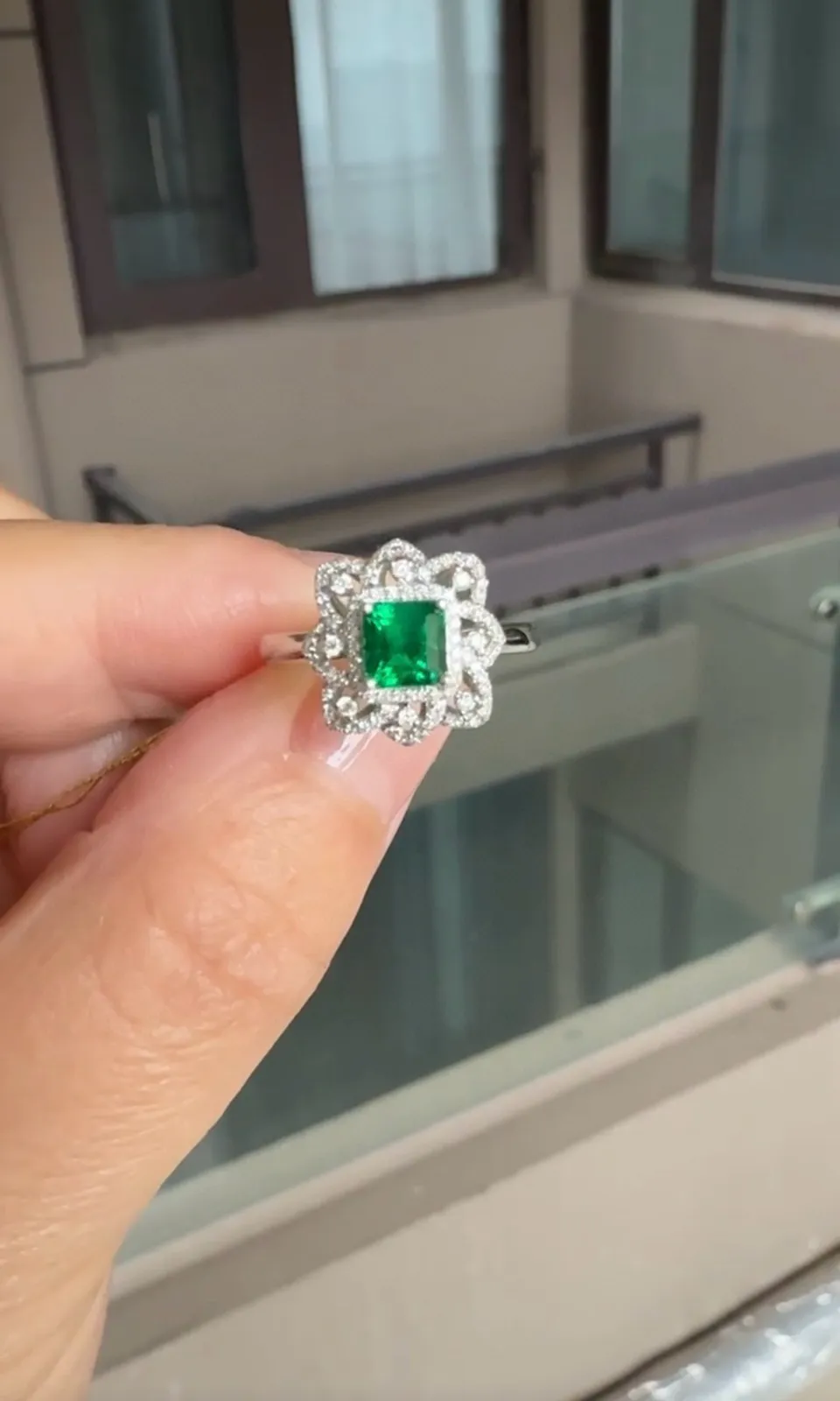 18k金钻石镶嵌祖母绿戒指，主石0.78ct，总重3.12g，圈口14