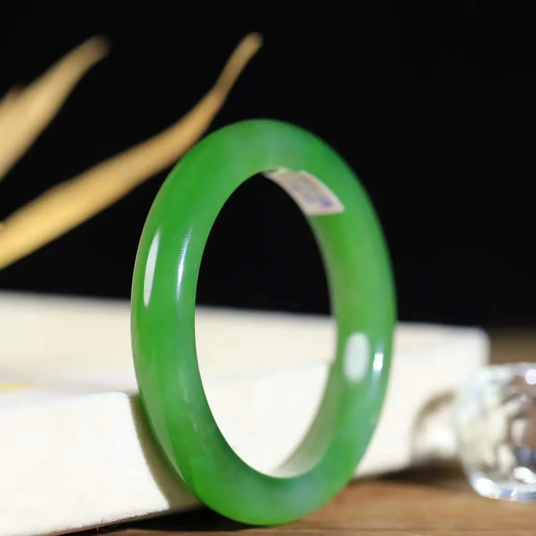 【倾心.手镯】

精品和田玉碧玉手镯 玉质温润细腻 油性十足 手感舒适，高华雅逸，线条流畅，简约大气，美自天成，素雅高贵。佩戴于腕间，婉约之美，举手投足间透出那份低调奢华。 重51克 内径54.4mm 尺寸11.6-8.7mm  78302278YY