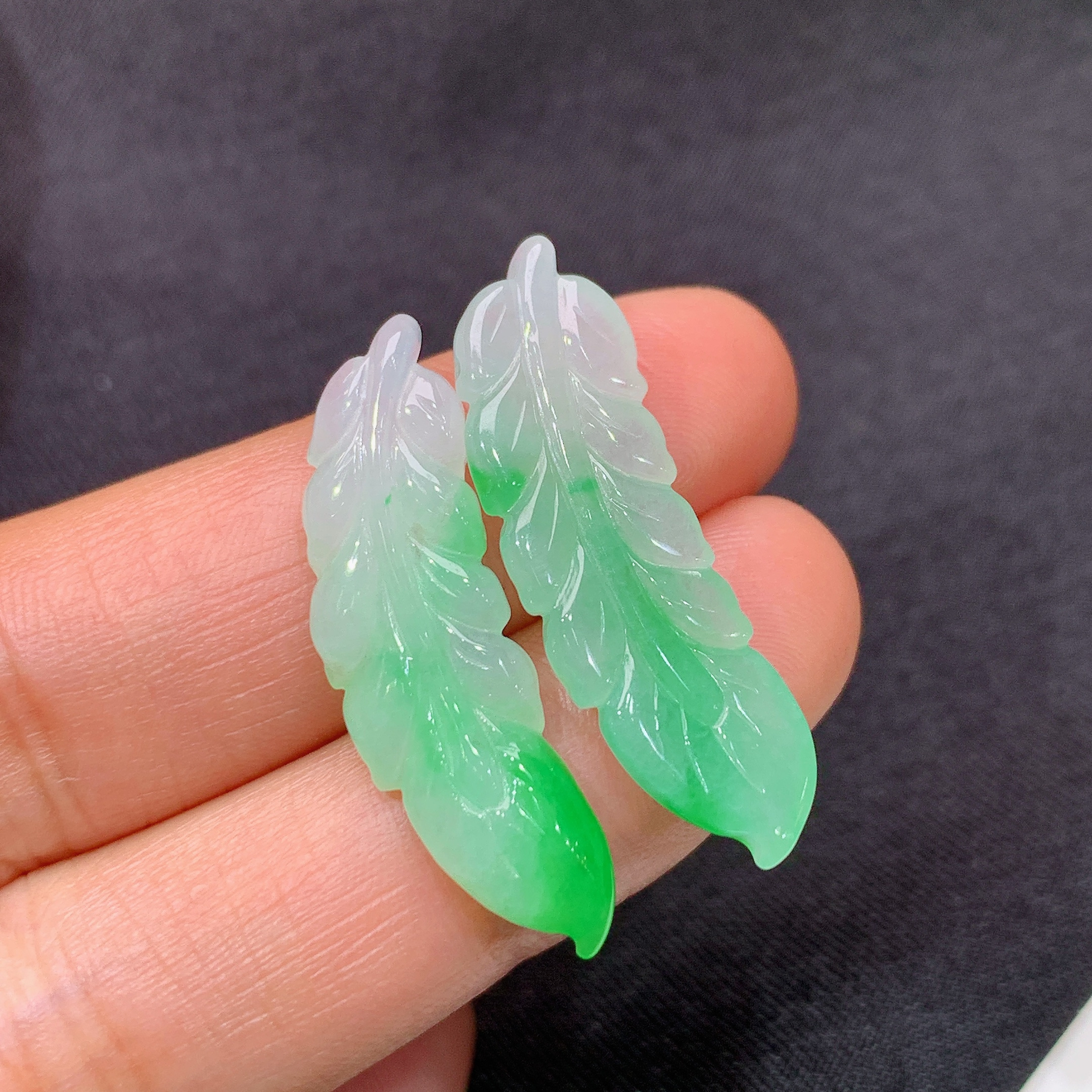 冰飘绿树叶一对，镶嵌佳品，冰润色阳，种水足，整体尺寸30.4*9.1*3.7