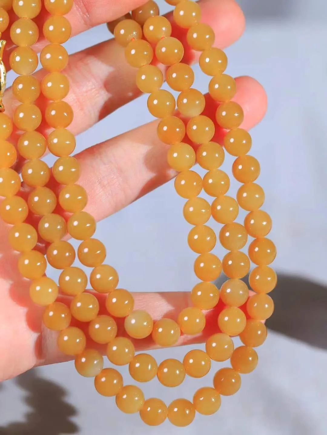 【珠圆玉润.项链】

精品和田玉糖玉珠圆玉润项链 玉质细腻油润 饱满光滑 质朴无华，悠远简单，人心境界远，百世修炼深，心灵常驻善意持，觉悟人生百世修。重84.6克 尺寸取一7.9mm  FDL-22142822