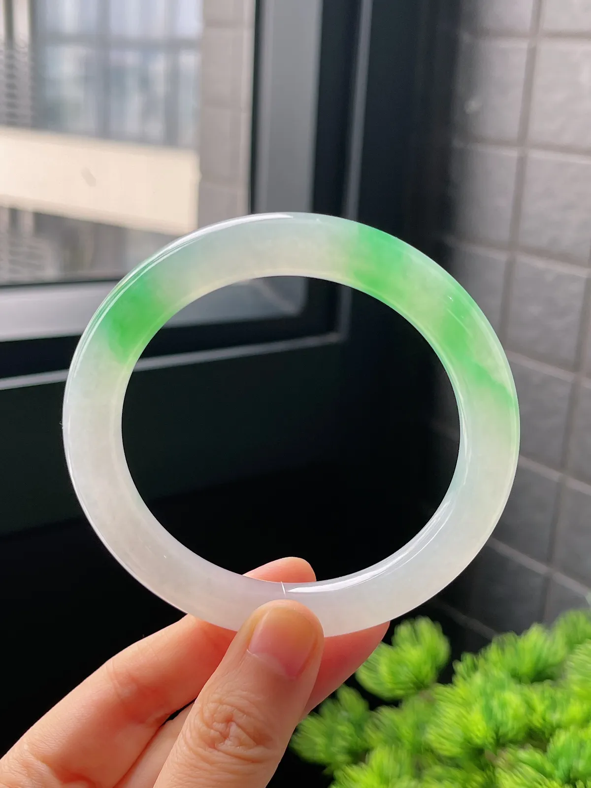 圆镯59圈口，翡翠冰糯种飘绿手镯