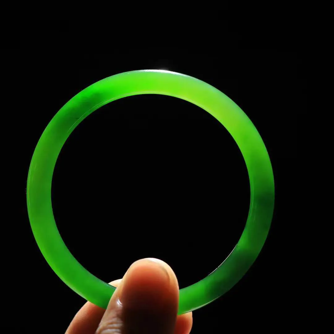 （柔情似水.手镯）

精品和田玉碧玉手镯，玉质温润细腻，镯型饱满圆润，优雅知性，姽婳于幽静兮，又婆娑乎人间，经典款型，古朴典雅。极具灵性，腕间风情，风姿卓越。 
重23克    内径57.3mm 尺寸7-7mm   78302278YY